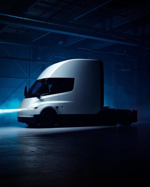 新特斯拉半挂车设计 – 更高效,载货量增加且专为自动驾驶设计 –500英里续航 –1.2兆瓦充电 –800千瓦驱动功率 –1.7千瓦时/英里 明年开始交付 @teslamotors