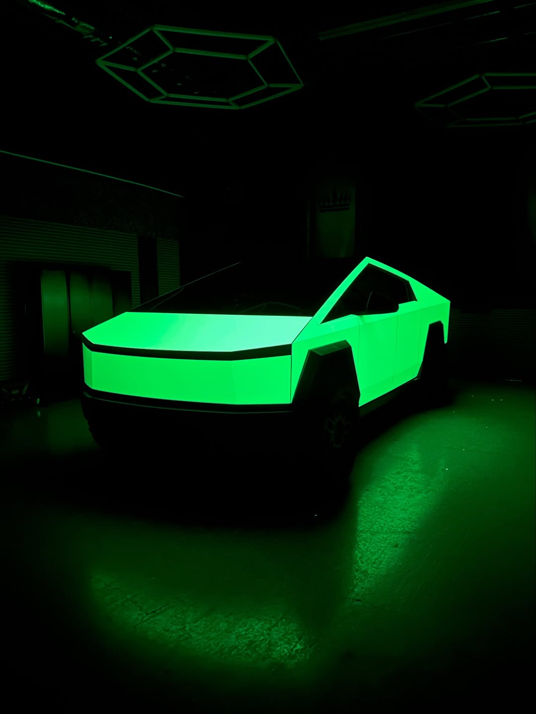 伽马绿在道路上独一无二！ #elitewrappers #paintisdead #fortheloveofcars #coloredppf #glowinthedark @luxus_wrap_studio