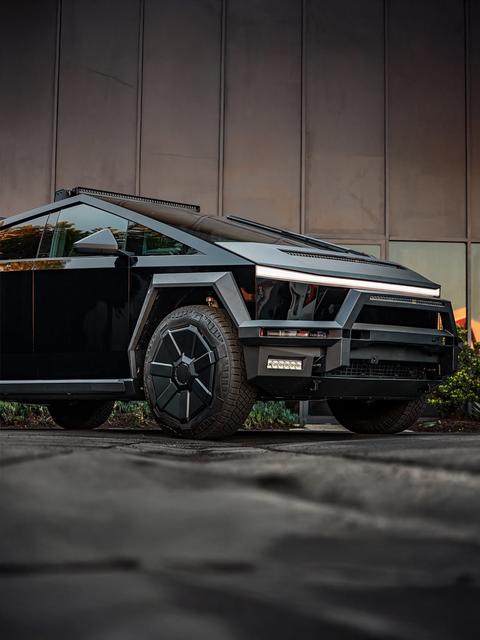 UP INVINCIBLE® 远征套件是专为那些对 Cybertruck 有真实能力需求的用户设计的终极越野系统。这个完全安装在车架上的套件在保持原厂功能的同时,提供了真正的保护、强大的照明、扩展的储