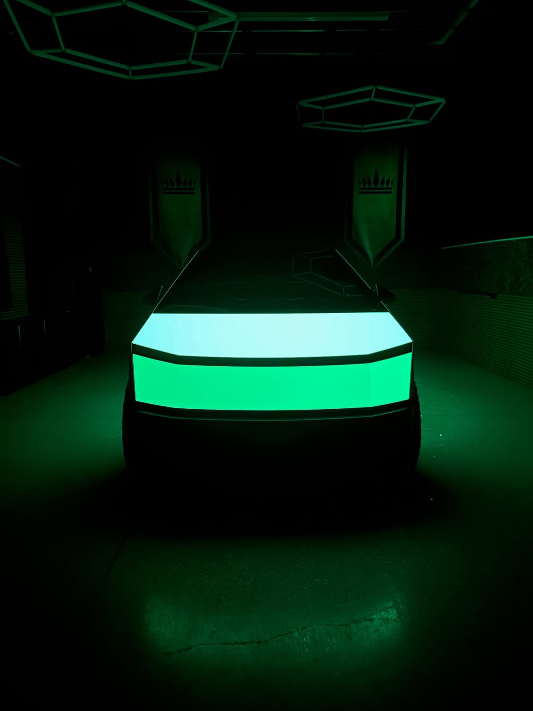 伽马绿在道路上独一无二！ #elitewrappers #paintisdead #fortheloveofcars #coloredppf #glowinthedark @luxus_wrap_studio