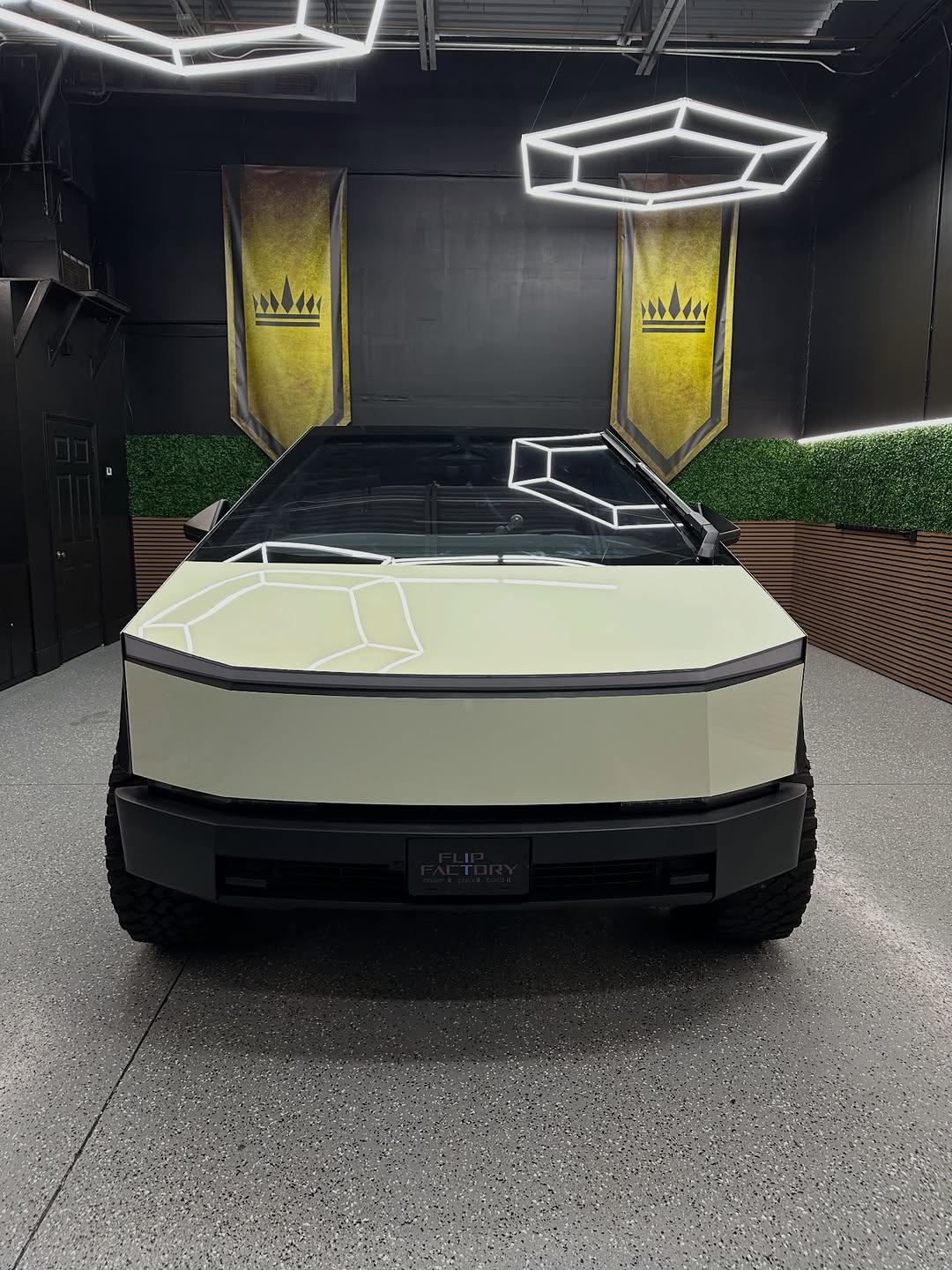 伽马绿在道路上独一无二！ #elitewrappers #paintisdead #fortheloveofcars #coloredppf #glowinthedark @luxus_wrap_studio