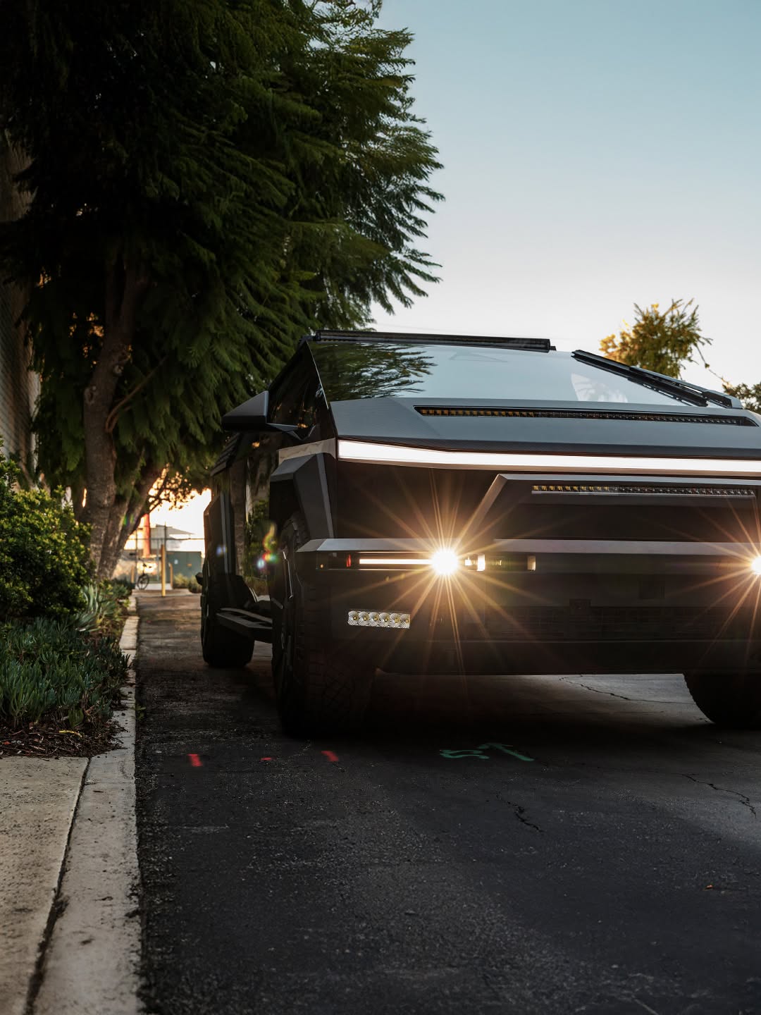 UP INVINCIBLE® 远征套件是专为那些对 Cybertruck 有真实能力需求的用户设计的终极越野系统。这个完全安装在车架上的套件在保持原厂功能的同时，提供了真正的保护、强大的照明、扩展的储物空间和更好的可及性。🌋 @unpluggedperformance