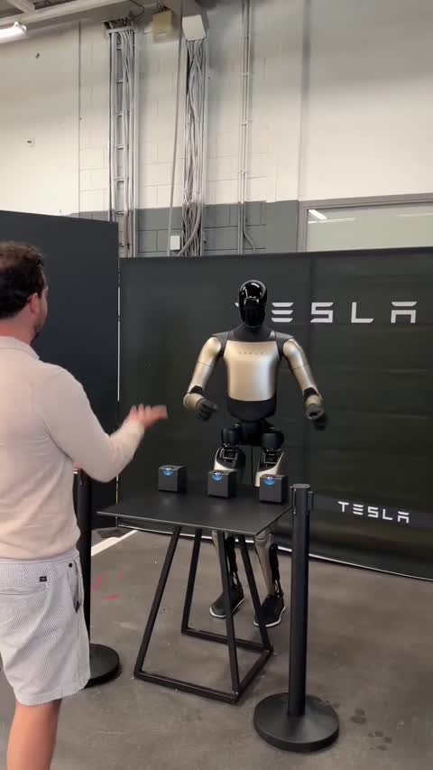 走进未来 来@teslaoptimus处见我,体验未来感十足的Cybercab,并在我们的阿姆斯特丹总部感受Cybertruck带来的节奏能量 我们正在庆祝全自动驾驶监督功能在荷兰的发布,带来一次难忘