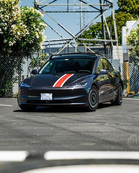 一条简单的条纹可以改变一切。 🔴⚪ 这辆特斯拉Model 3进行了快速的 Vinyl 升级,添加了一条干净的红白条纹,让汽车焕然一新。 有时候少即是多。 可在 SSCUSTOMS 获取 • • •