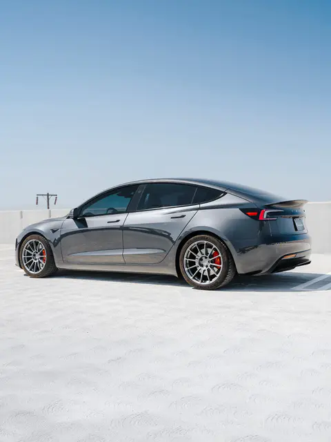 19英寸或20英寸的特斯拉Model 3 Performance Highland? 这款Model 3 Performance升级了19英寸哑光钛色UP-03锻造轮毂,使车辆呈现出更整洁的原厂+风格