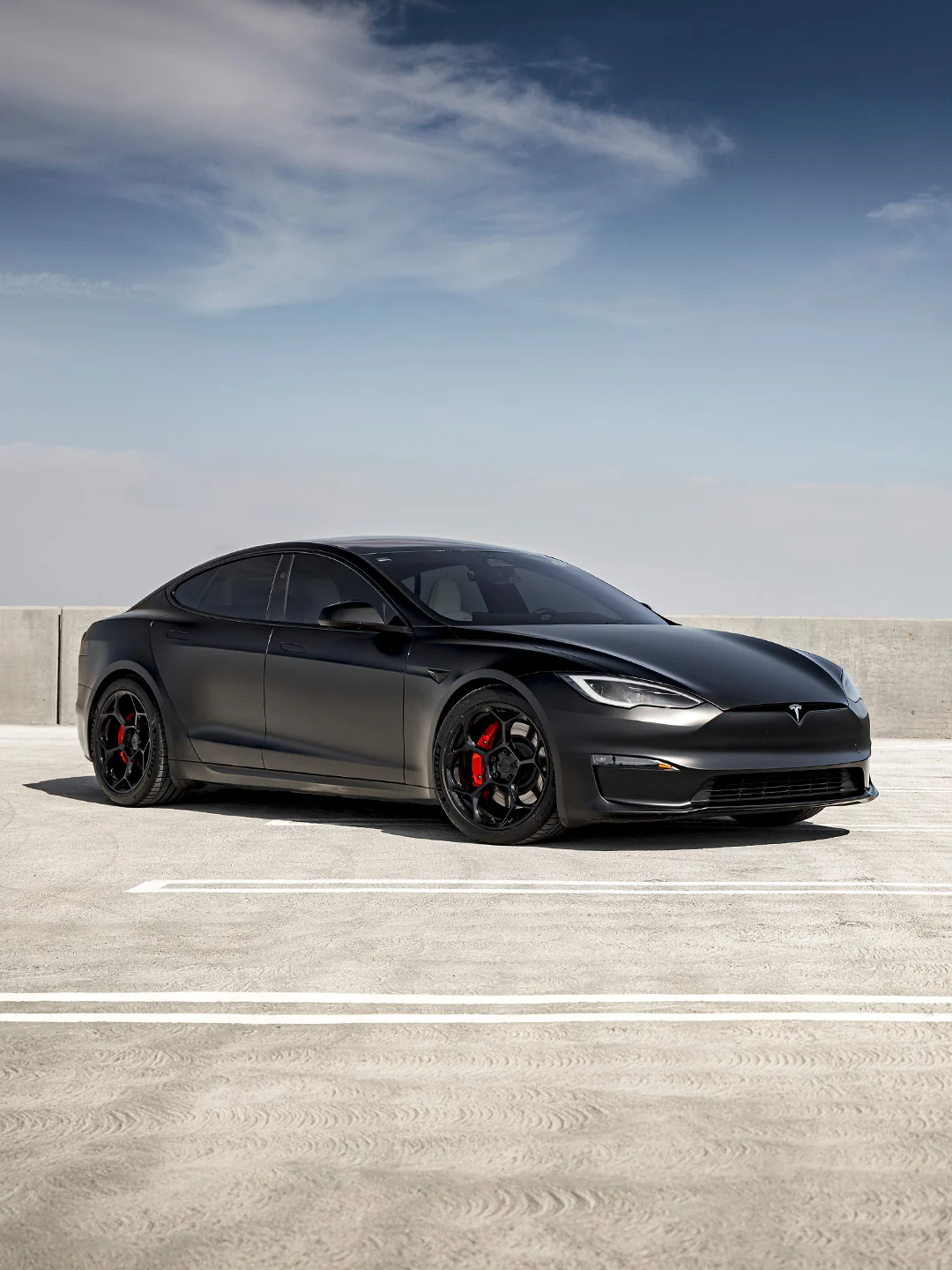 20英寸轮毂+295宽胎在Model S Plaid上如此合理是有原因的。 这种配置将我们的20×10.5 ET35 UP-05锻造轮毂与四个角落的295/35R20轮胎搭配，使Plaid的轮胎布局比