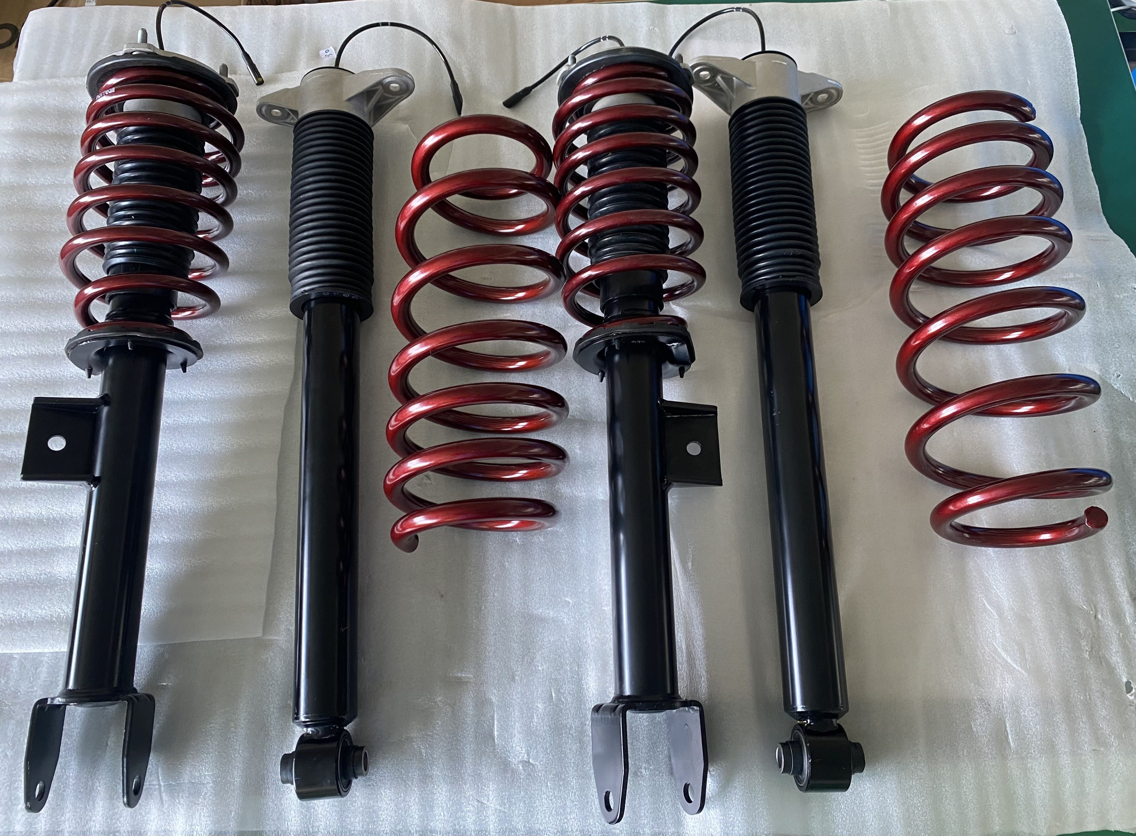 特斯拉model 3、model Y 底盘悬挂主观评价

悬架阻尼减振器的阻尼力调的非常强。相对来说，前悬架的压缩行程尤其的硬。比如在慢速驶过一根减速带，或者是驶过一段小的路面台阶的时候，是几乎感受不到悬架压缩方的缓冲的。那种轮子落地后，车头瞬间下沉一下的那个动作，几乎是感觉很难受的，悬架硬邦邦的。这套CDC动态可变悬架系统改变不同驾驶体验……^_^