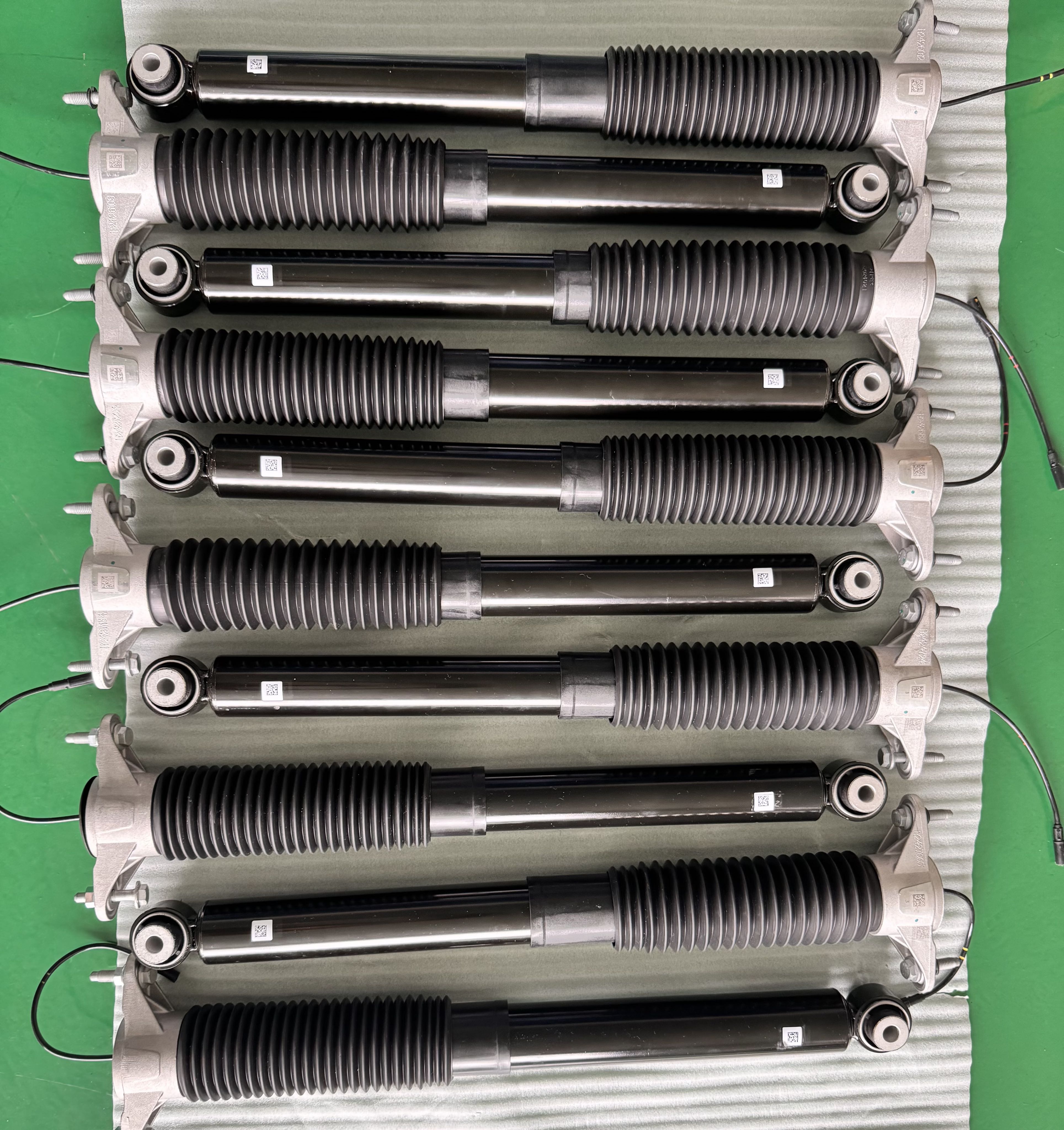 特斯拉Model 3原装德国🇩🇪倍适登内置阀式电控阻尼可调减振器。也就是德国倍适登公司提供的动态连续可变阻尼系数CDC减振器，用于展示“自适应阻尼”功能特点。#tesla车型 特斯拉Model 动态智能悬架系统