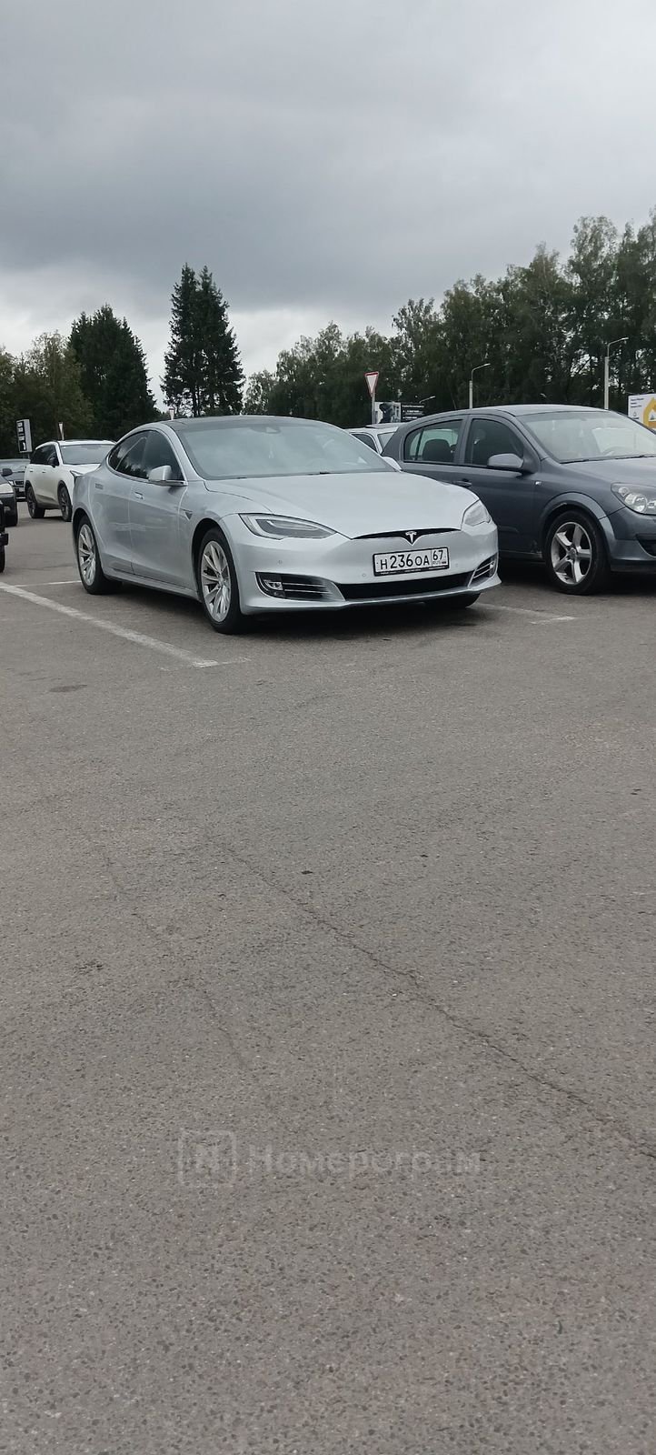 在俄罗斯特斯拉 ，一个在美国Model x，Model s