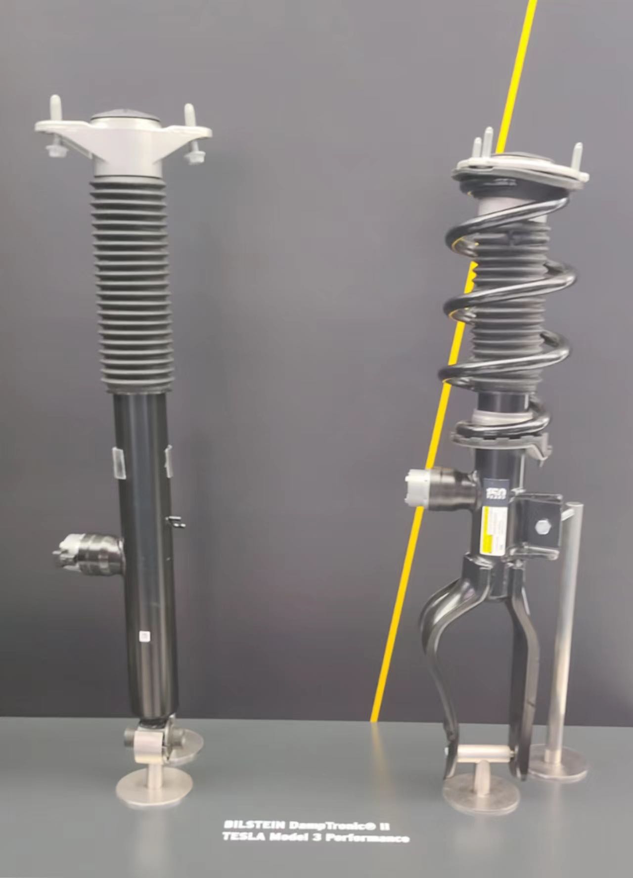 特斯拉model 3、model Y 底盘悬挂主观评价

悬架阻尼减振器的阻尼力调的非常强。相对来说，前悬架的压缩行程尤其的硬。比如在慢速驶过一根减速带，或者是驶过一段小的路面台阶的时候，是几乎感受不到悬架压缩方的缓冲的。那种轮子落地后，车头瞬间下沉一下的那个动作，几乎是感觉很难受的，悬架硬邦邦的。这套CDC动态可变悬架系统改变不同驾驶体验……^_^