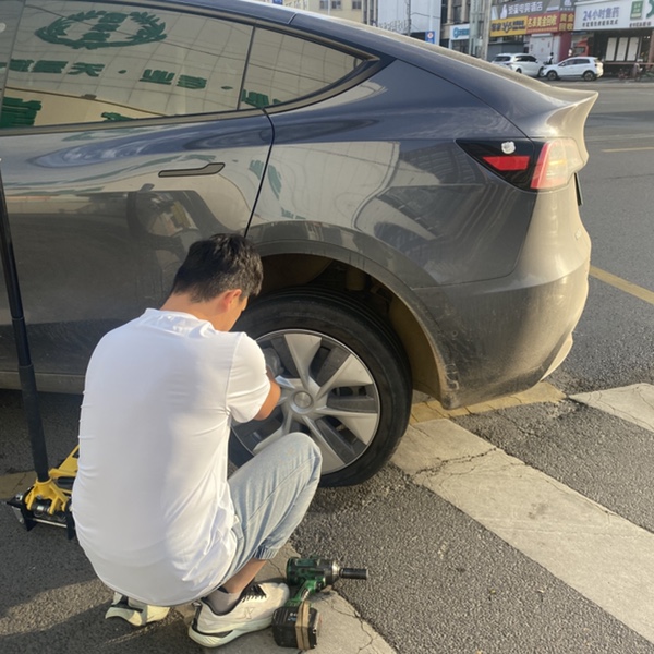 一天的行程需要变一下了。吐槽一下特斯拉出保后没有救援。如果在市外怎么办，以后开这个车出门是不是要带上补胎工具啊。