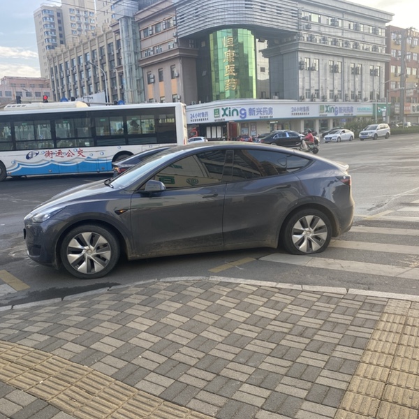 一天的行程需要变一下了。吐槽一下特斯拉出保后没有救援。如果在市外怎么办，以后开这个车出门是不是要带上补胎工具啊。