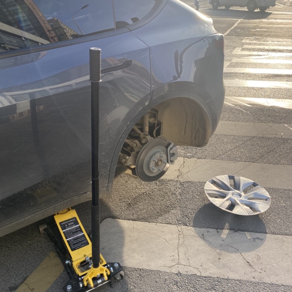 一天的行程需要变一下了。吐槽一下特斯拉出保后没有救援。如果在市外怎么办，以后开这个车出门是不是要带上补胎工具啊。