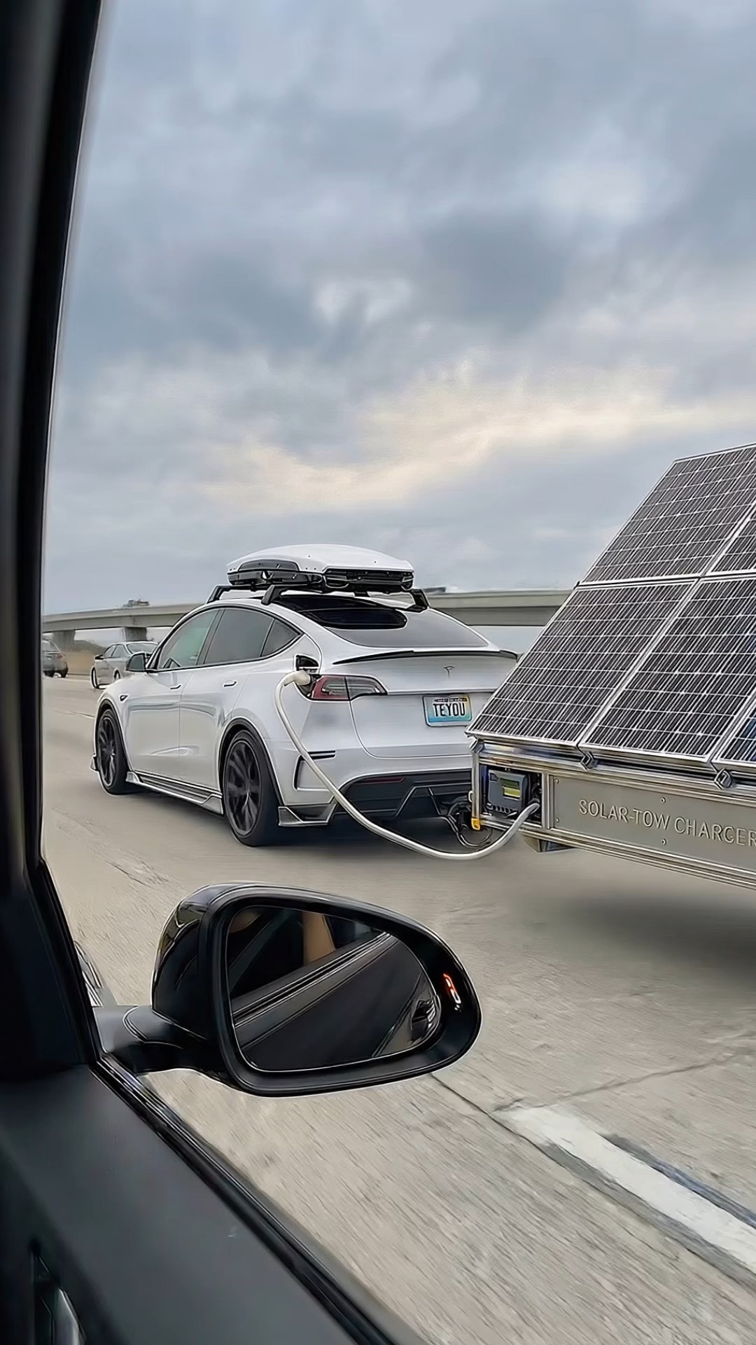 特斯拉太阳能移动充电宝