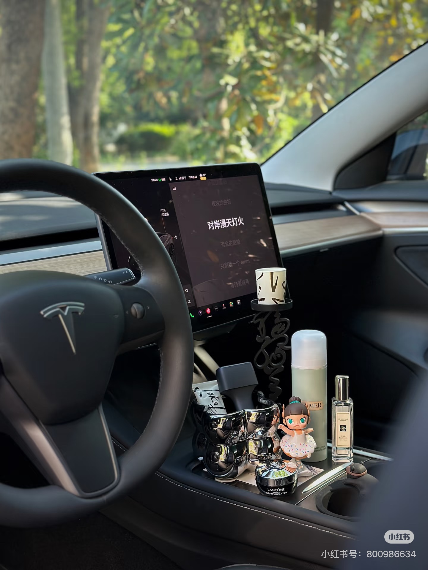 有天晚上突然想做博主，然后就这样了...
一年前偶然的机会开启了小红🍠博主之路
发布了将近200篇的笔记📝
出了很多的💼款照片和文章
被问最多的居然是这个角度的📷片
今天就来手把手教你们怎么拍出同款氛围感大片
	
📍拍摄技巧
▪️角度：左后车门45度角，车门全开后退1.5步，手机与方向盘中心平齐（约1.2米）镜头微微俯拍，对准中控台和屏幕
▪️构图：中控屏、中控台自然形成引导线构图，再把方向盘的t标志拍入，画面会更生动！
▪️光线：傍晚或夜间开车内灯效果绝佳，白天的话可以调低曝光，突出屏幕的科技感。
▪️辅助：手机打开人像模式，2x变焦，网格线打开，拍摄前擦干净镜头
	
✨让照片质感飙升的细节
▪️方向盘调到最低档位
▪️中控屏屏幕调成深色模式保持车辆状态界面；打开歌词/或者打开宠物模式（屏幕显示小狗狗可爱又治愈）
▪️座椅调至最后方显空间感
	
⚠️调色参数（拍完照片记得一定要调色，让整体照片色彩更丰富）
曝光 4｜鲜明度-10｜高光 10 ｜阴影-10 ｜亮度-5 ｜色温-7 ｜锐度 4 ｜清晰度 6 ｜晕影 13
调色参数数据根据光线微调，切忌照搬！
	
#浪漫生活的记录者
#车内拍照
#特斯拉model3
#日常碎片PLOG
#摄影
#摄影技巧
#摄影构图技巧
#摄影教学
#摄影干货
#小红书涨粉