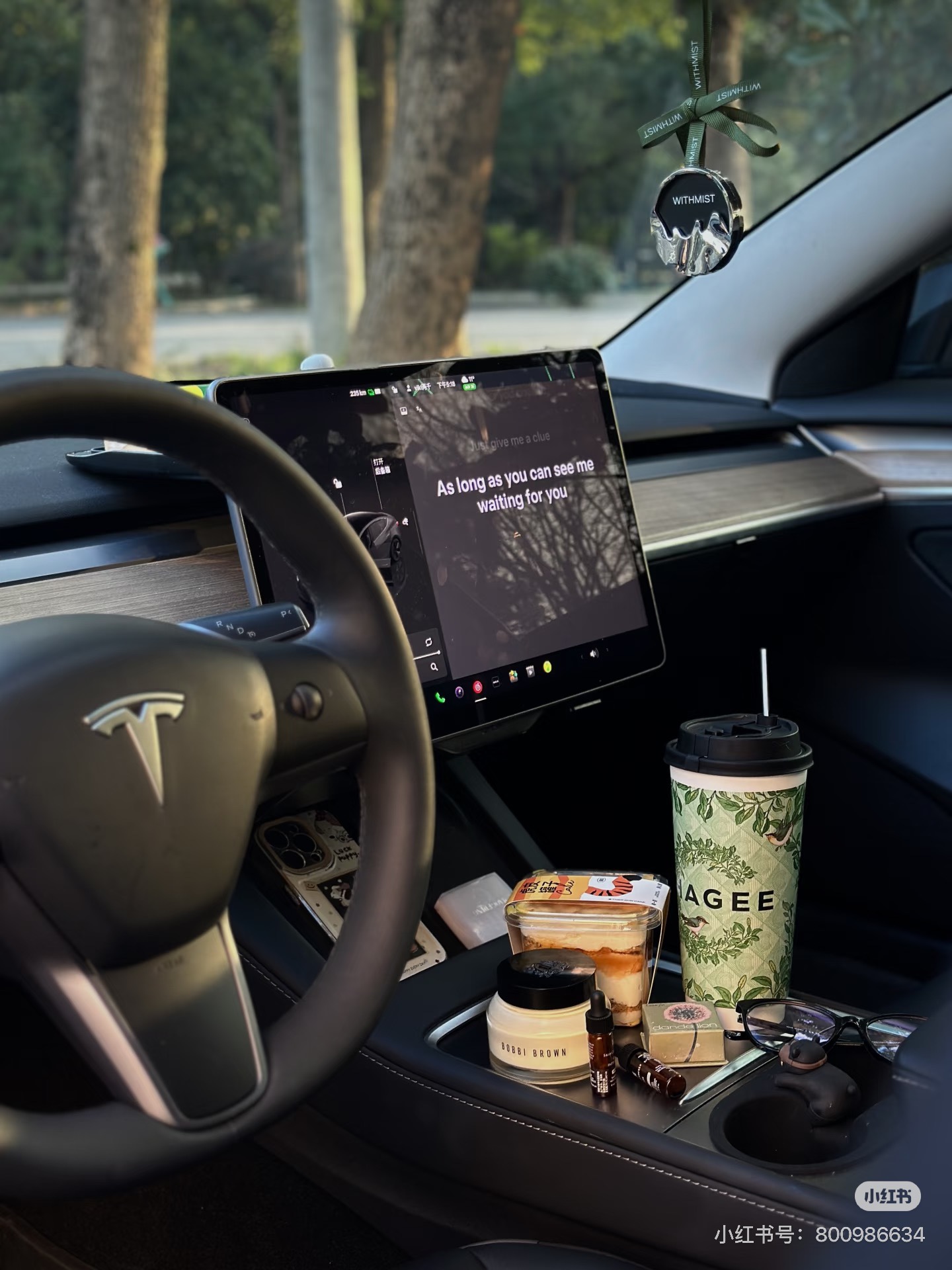 有天晚上突然想做博主，然后就这样了...
一年前偶然的机会开启了小红🍠博主之路
发布了将近200篇的笔记📝
出了很多的💼款照片和文章
被问最多的居然是这个角度的📷片
今天就来手把手教你们怎么拍出同款氛围感大片
	
📍拍摄技巧
▪️角度：左后车门45度角，车门全开后退1.5步，手机与方向盘中心平齐（约1.2米）镜头微微俯拍，对准中控台和屏幕
▪️构图：中控屏、中控台自然形成引导线构图，再把方向盘的t标志拍入，画面会更生动！
▪️光线：傍晚或夜间开车内灯效果绝佳，白天的话可以调低曝光，突出屏幕的科技感。
▪️辅助：手机打开人像模式，2x变焦，网格线打开，拍摄前擦干净镜头
	
✨让照片质感飙升的细节
▪️方向盘调到最低档位
▪️中控屏屏幕调成深色模式保持车辆状态界面；打开歌词/或者打开宠物模式（屏幕显示小狗狗可爱又治愈）
▪️座椅调至最后方显空间感
	
⚠️调色参数（拍完照片记得一定要调色，让整体照片色彩更丰富）
曝光 4｜鲜明度-10｜高光 10 ｜阴影-10 ｜亮度-5 ｜色温-7 ｜锐度 4 ｜清晰度 6 ｜晕影 13
调色参数数据根据光线微调，切忌照搬！
	
#浪漫生活的记录者
#车内拍照
#特斯拉model3
#日常碎片PLOG
#摄影
#摄影技巧
#摄影构图技巧
#摄影教学
#摄影干货
#小红书涨粉