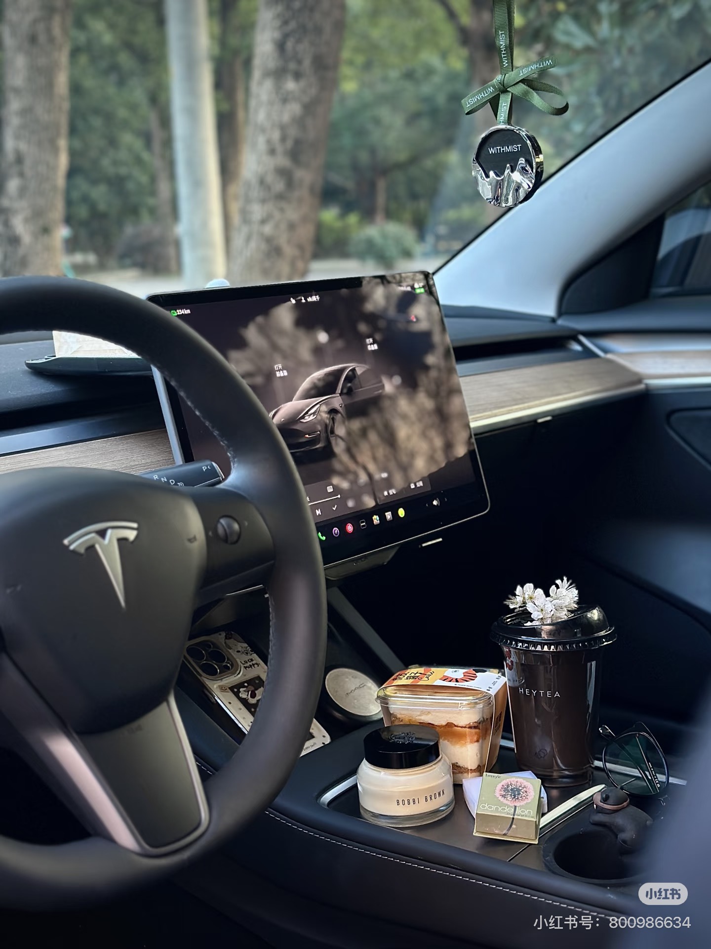 有天晚上突然想做博主，然后就这样了...
一年前偶然的机会开启了小红🍠博主之路
发布了将近200篇的笔记📝
出了很多的💼款照片和文章
被问最多的居然是这个角度的📷片
今天就来手把手教你们怎么拍出同款氛围感大片
	
📍拍摄技巧
▪️角度：左后车门45度角，车门全开后退1.5步，手机与方向盘中心平齐（约1.2米）镜头微微俯拍，对准中控台和屏幕
▪️构图：中控屏、中控台自然形成引导线构图，再把方向盘的t标志拍入，画面会更生动！
▪️光线：傍晚或夜间开车内灯效果绝佳，白天的话可以调低曝光，突出屏幕的科技感。
▪️辅助：手机打开人像模式，2x变焦，网格线打开，拍摄前擦干净镜头
	
✨让照片质感飙升的细节
▪️方向盘调到最低档位
▪️中控屏屏幕调成深色模式保持车辆状态界面；打开歌词/或者打开宠物模式（屏幕显示小狗狗可爱又治愈）
▪️座椅调至最后方显空间感
	
⚠️调色参数（拍完照片记得一定要调色，让整体照片色彩更丰富）
曝光 4｜鲜明度-10｜高光 10 ｜阴影-10 ｜亮度-5 ｜色温-7 ｜锐度 4 ｜清晰度 6 ｜晕影 13
调色参数数据根据光线微调，切忌照搬！
	
#浪漫生活的记录者
#车内拍照
#特斯拉model3
#日常碎片PLOG
#摄影
#摄影技巧
#摄影构图技巧
#摄影教学
#摄影干货
#小红书涨粉