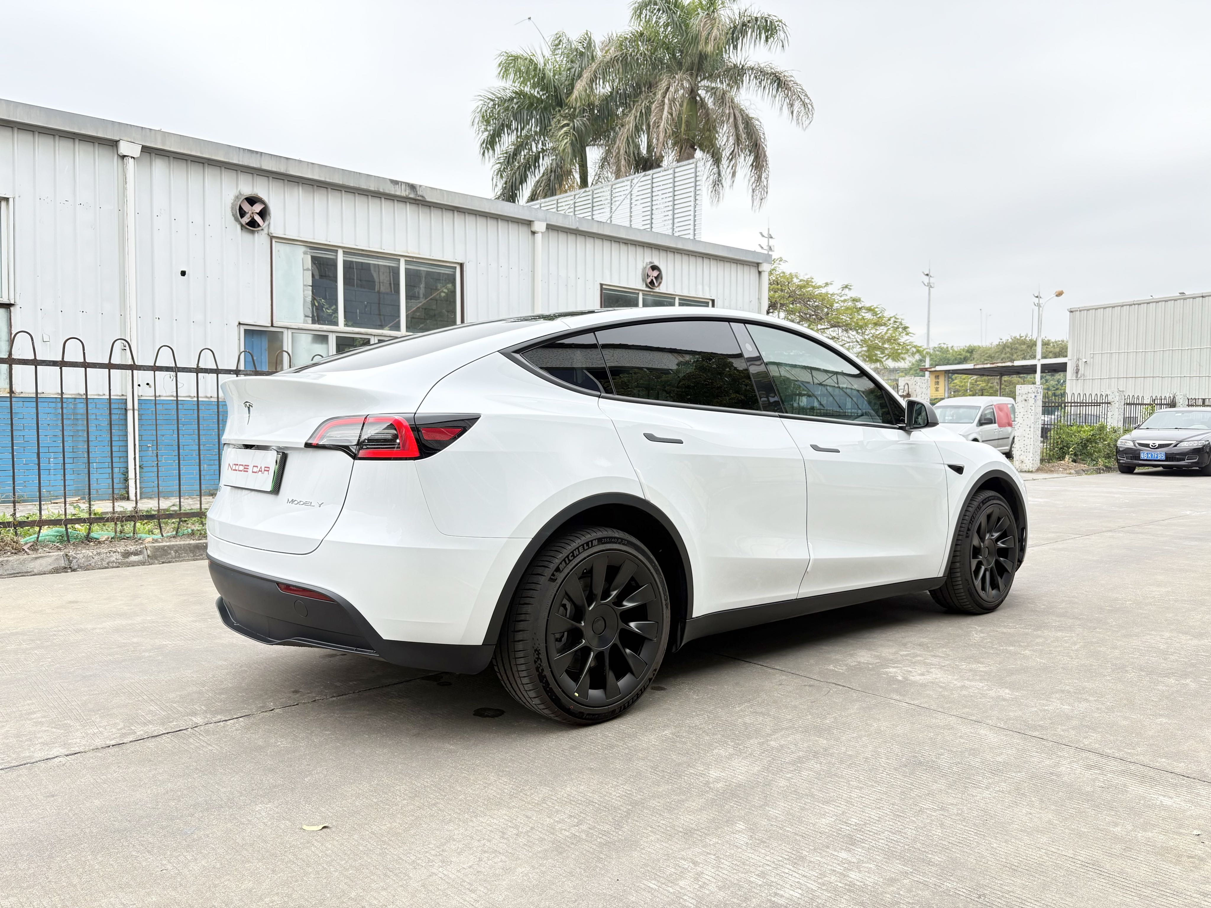 2024款 MODEL Y 长续航全驱版
​出厂: 2024-11
上牌: 2024-12
里程: 1400公里
续航: 688KM
配置：78.4kWh三元锂电池
选配：珍珠白外漆 黑白内饰 20寸轮毂
加装：四门前机盖电吸  氛围灯
状态：一手原版原漆准新车况
2024 Tesla Model Y LongRange