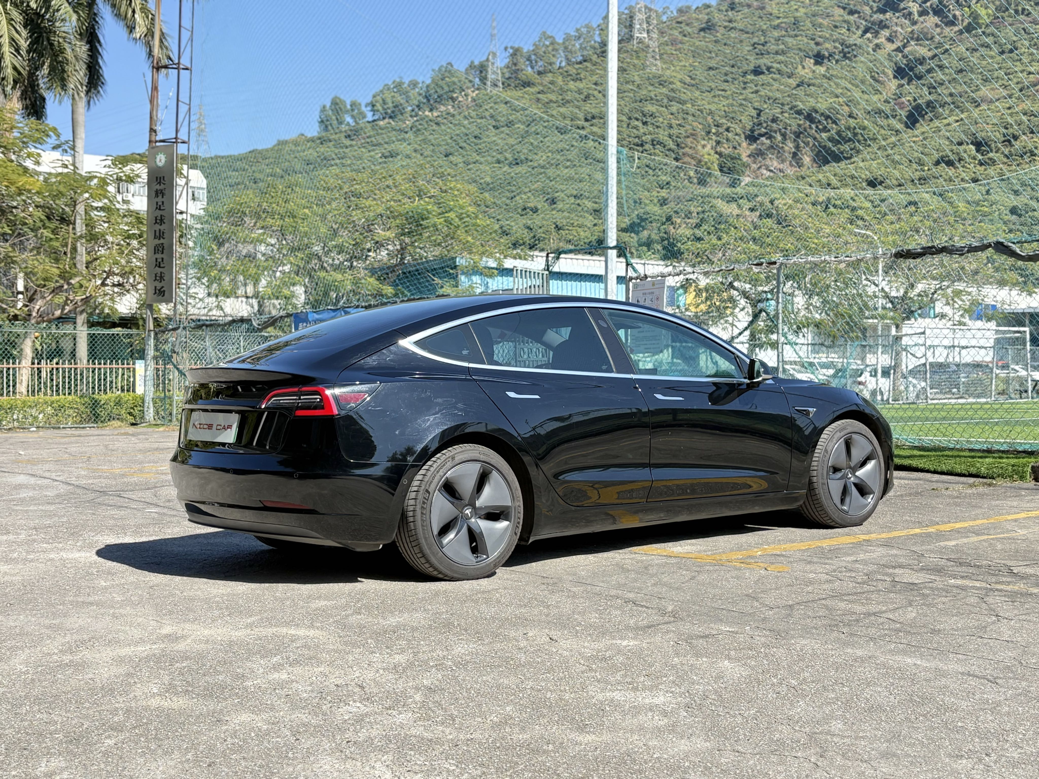2019款MODEL 3 长续航后驱版
​出厂:   2019-03
上牌：2019-05
配置：81kWh三元锂电池
选装：FSD完全自动驾驶
里程:  7万km
续航:  668km
状态: 一手原版车况 四条全新原厂胎
2019 Tesla Model 3 LongRange