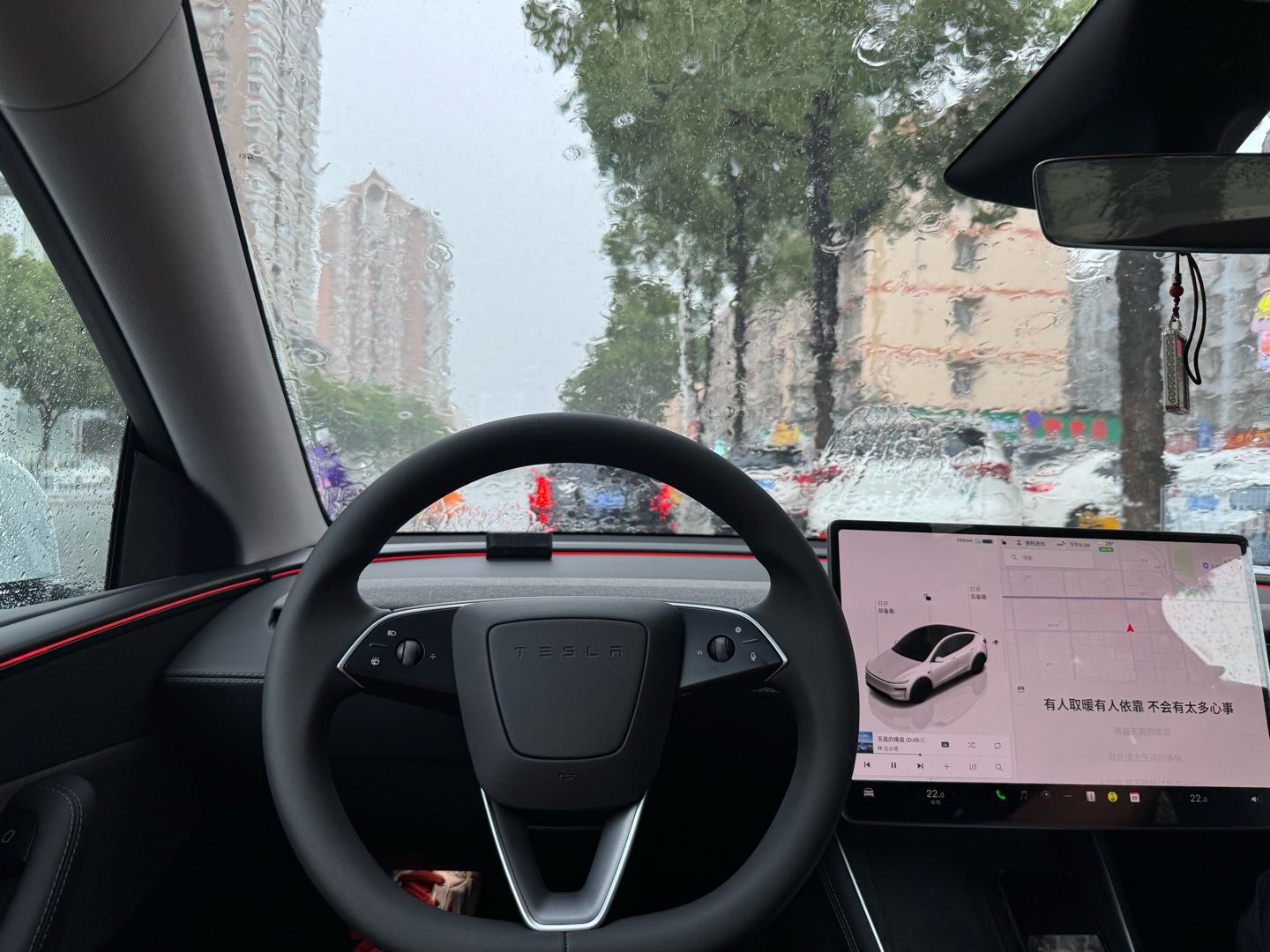 一提回来就洗了个澡，躺车里透过全景天幕看雨天，很是享受😎#特斯拉焕新y