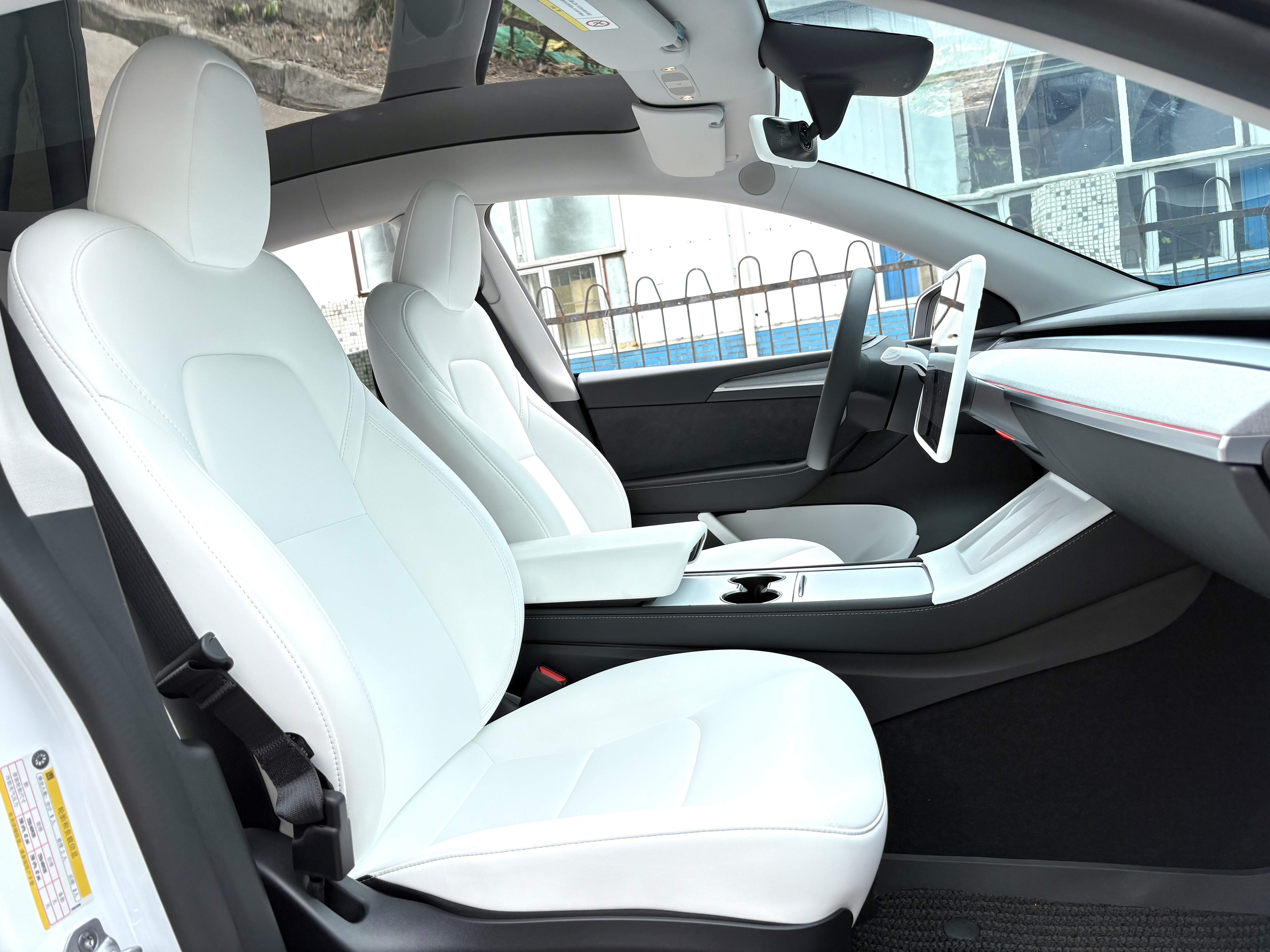 2024款 MODEL Y 长续航全驱版
​出厂: 2024-11
上牌: 2024-12
里程: 1400公里
续航: 688KM
配置：78.4kWh三元锂电池
选配：珍珠白外漆 黑白内饰 20寸轮毂
加装：四门前机盖电吸  氛围灯
状态：一手原版原漆准新车况
2024 Tesla Model Y LongRange