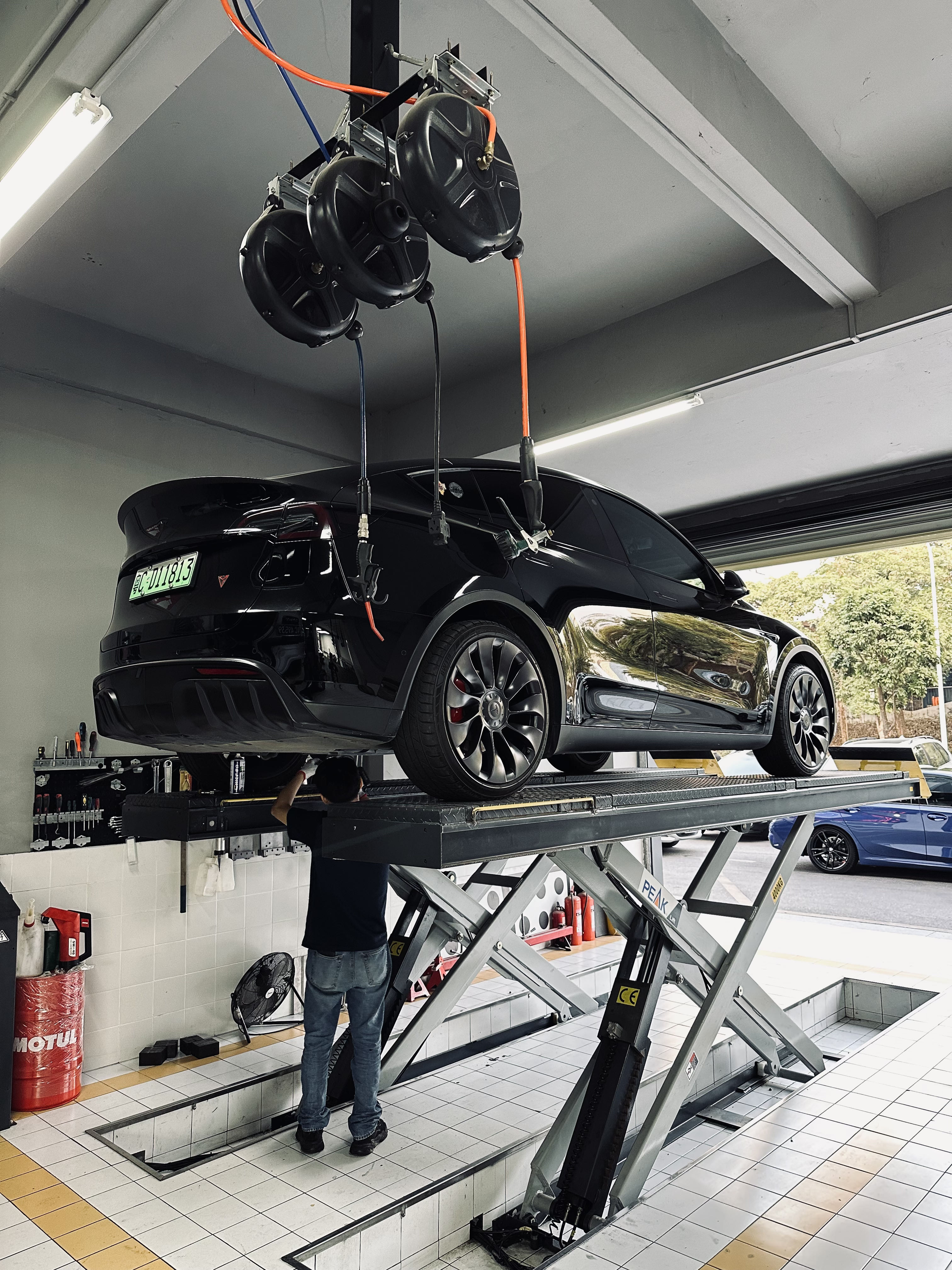 特斯拉modelY 45000公里大保养，更换电机齿轮油（采埃孚EVH），电机油格可换可不换，看个人追求。放出来的油很黑还有铁屑。虽然官方手册上写的不用换，但出了质保之后就不好说了。（讲个笑话，宝马变速箱保养写的免维护实际上10万公里直接换变速箱总成）#每天一个用车知识