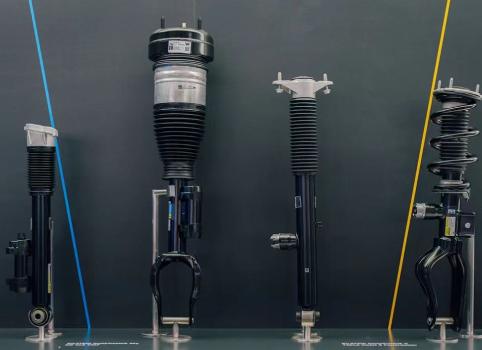 特斯拉model 3、model Y 底盘悬挂主观评价

悬架阻尼减振器的阻尼力调的非常强。相对来说，前悬架的压缩行程尤其的硬。比如在慢速驶过一根减速带，或者是驶过一段小的路面台阶的时候，是几乎感受不到悬架压缩方的缓冲的。那种轮子落地后，车头瞬间下沉一下的那个动作，几乎是感觉很难受的，悬架硬邦邦的。这套CDC动态可变悬架系统改变不同驾驶体验……^_^