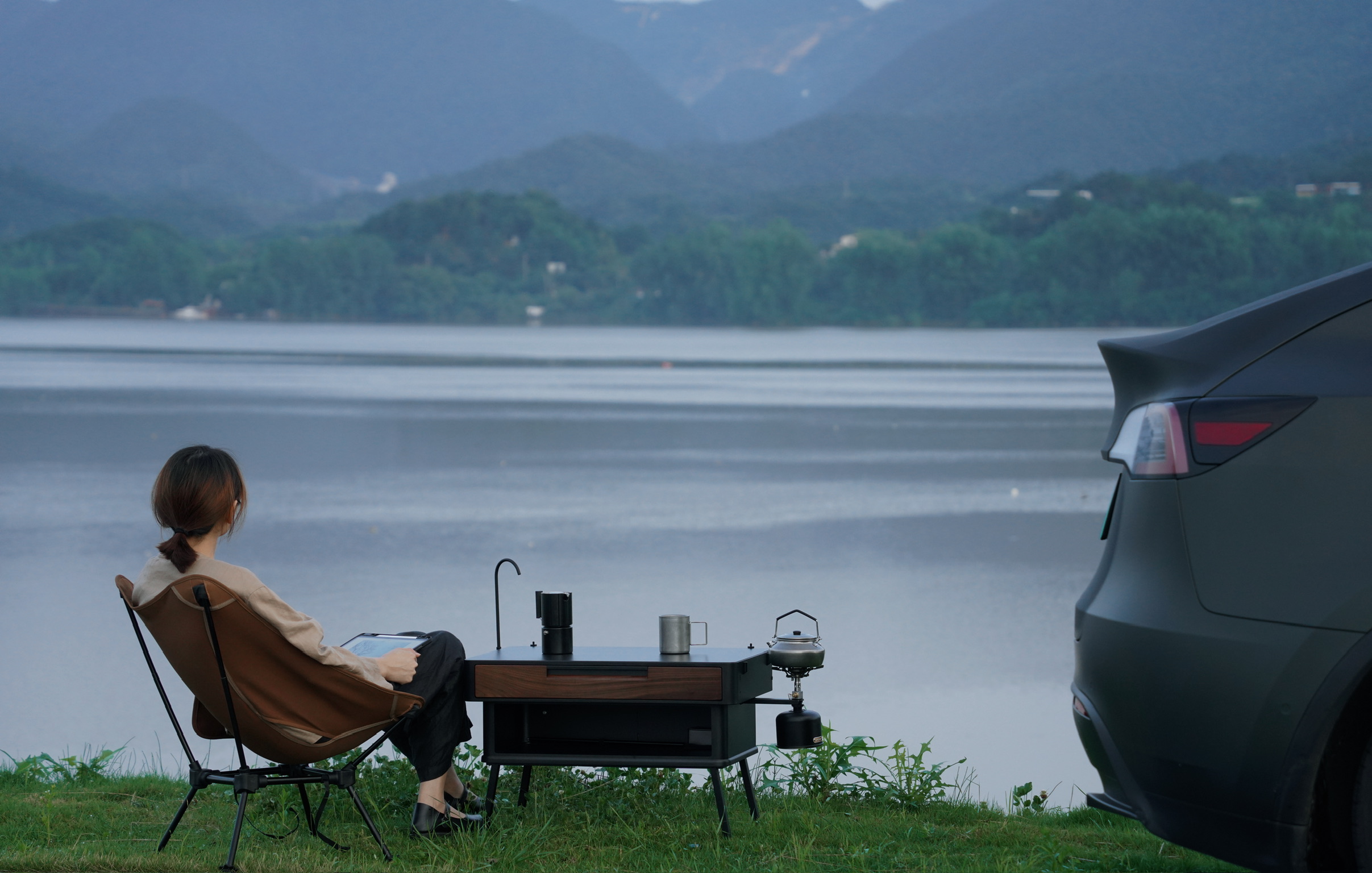 我在清晨5点的江边 喝☕️
你在哪？



#特斯拉周边好物 #特斯拉车主日记 #特斯拉车主日常 #户外 #咖啡 #咖啡时间