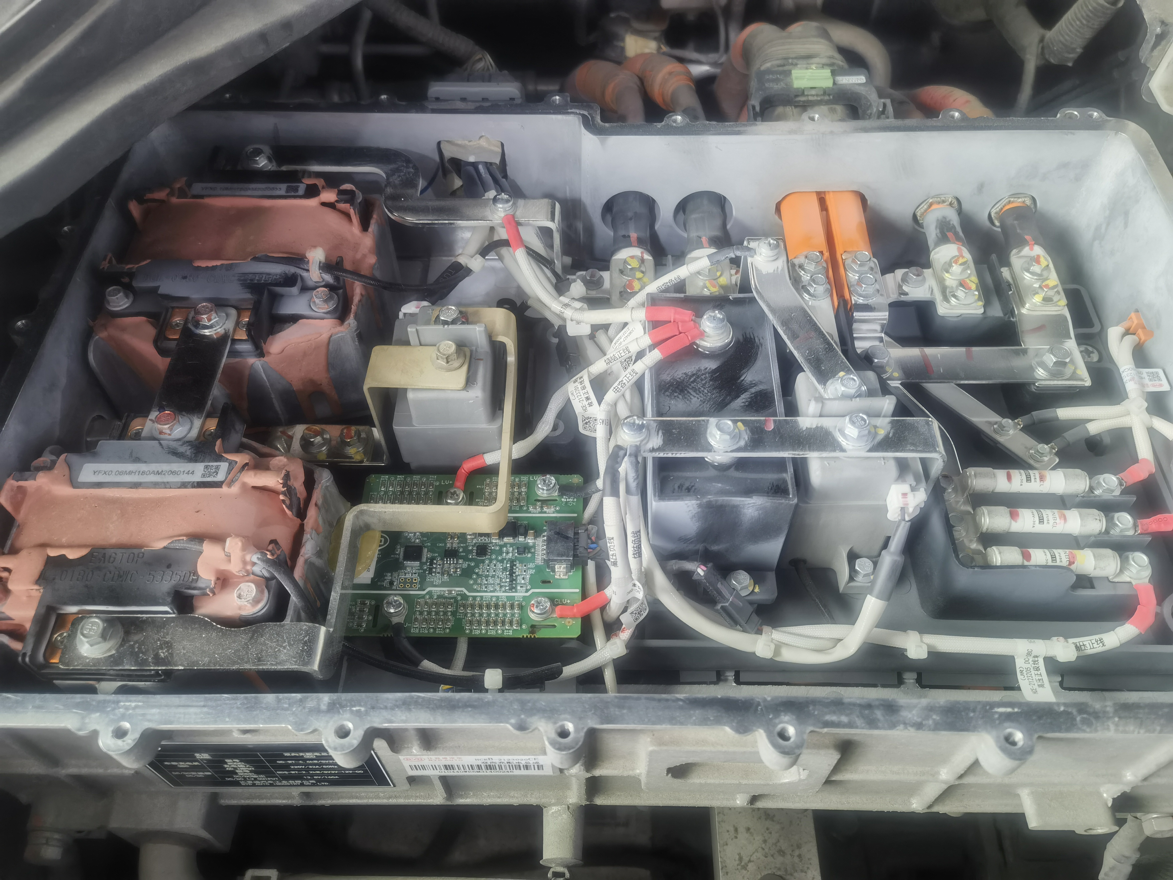 比亚迪E9快充故障
更换快充继电器
电脑板修复
完美解决