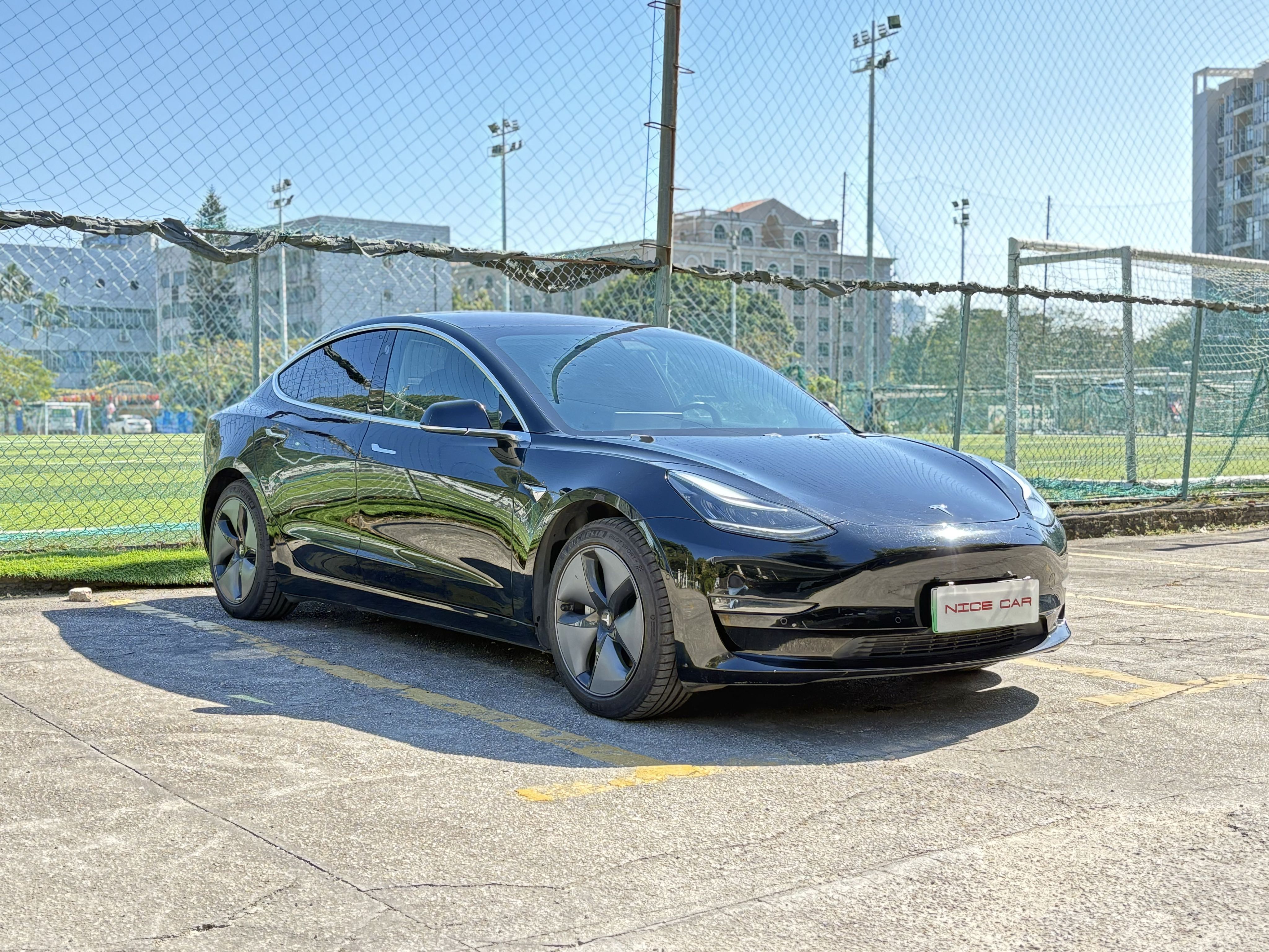 2019款MODEL 3 长续航后驱版
​出厂:   2019-03
上牌：2019-05
配置：81kWh三元锂电池
选装：FSD完全自动驾驶
里程:  7万km
续航:  668km
状态: 一手原版车况 四条全新原厂胎
2019 Tesla Model 3 LongRange