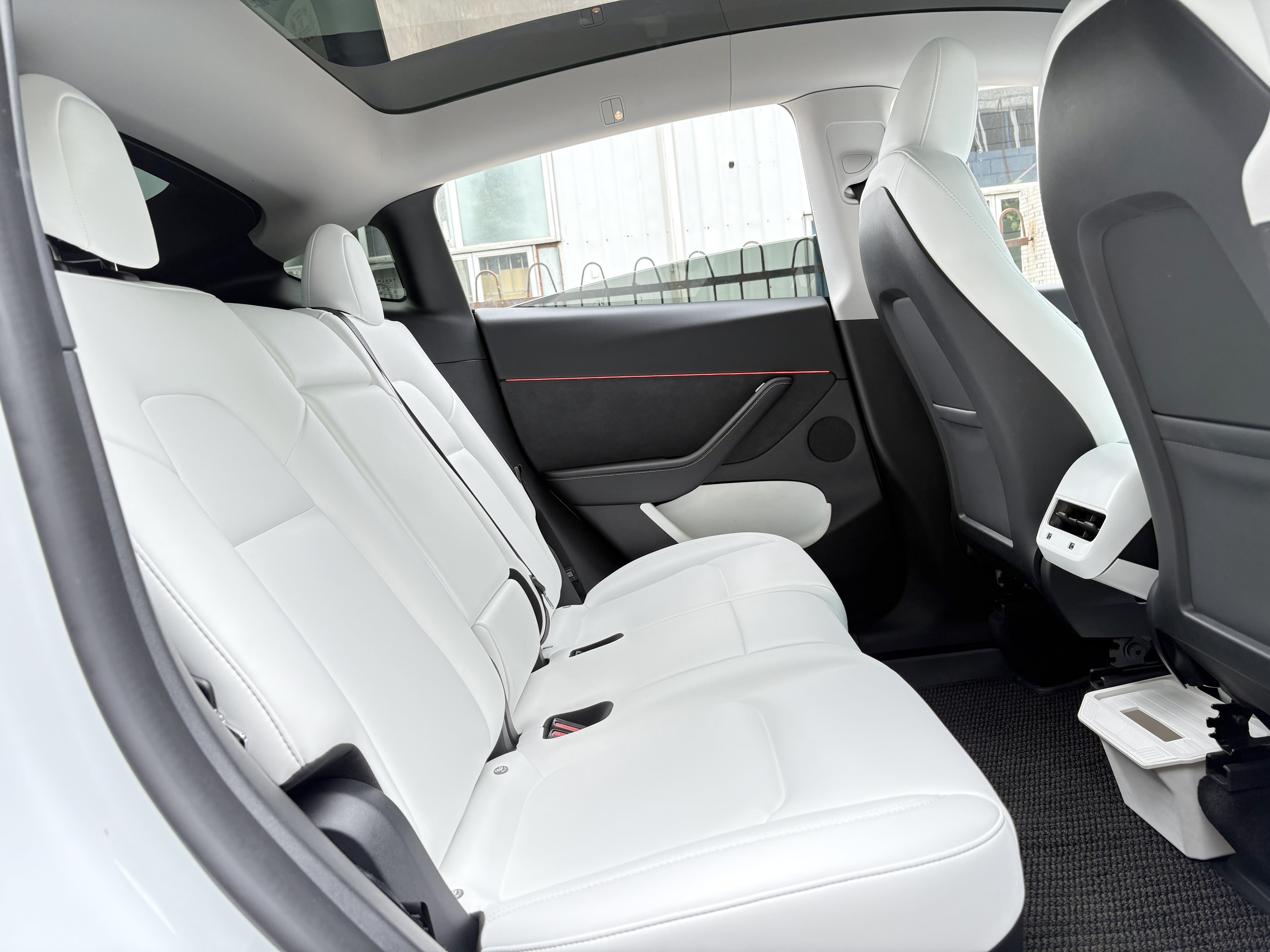 2024款 MODEL Y 长续航全驱版
​出厂: 2024-11
上牌: 2024-12
里程: 1400公里
续航: 688KM
配置：78.4kWh三元锂电池
选配：珍珠白外漆 黑白内饰 20寸轮毂
加装：四门前机盖电吸  氛围灯
状态：一手原版原漆准新车况
2024 Tesla Model Y LongRange