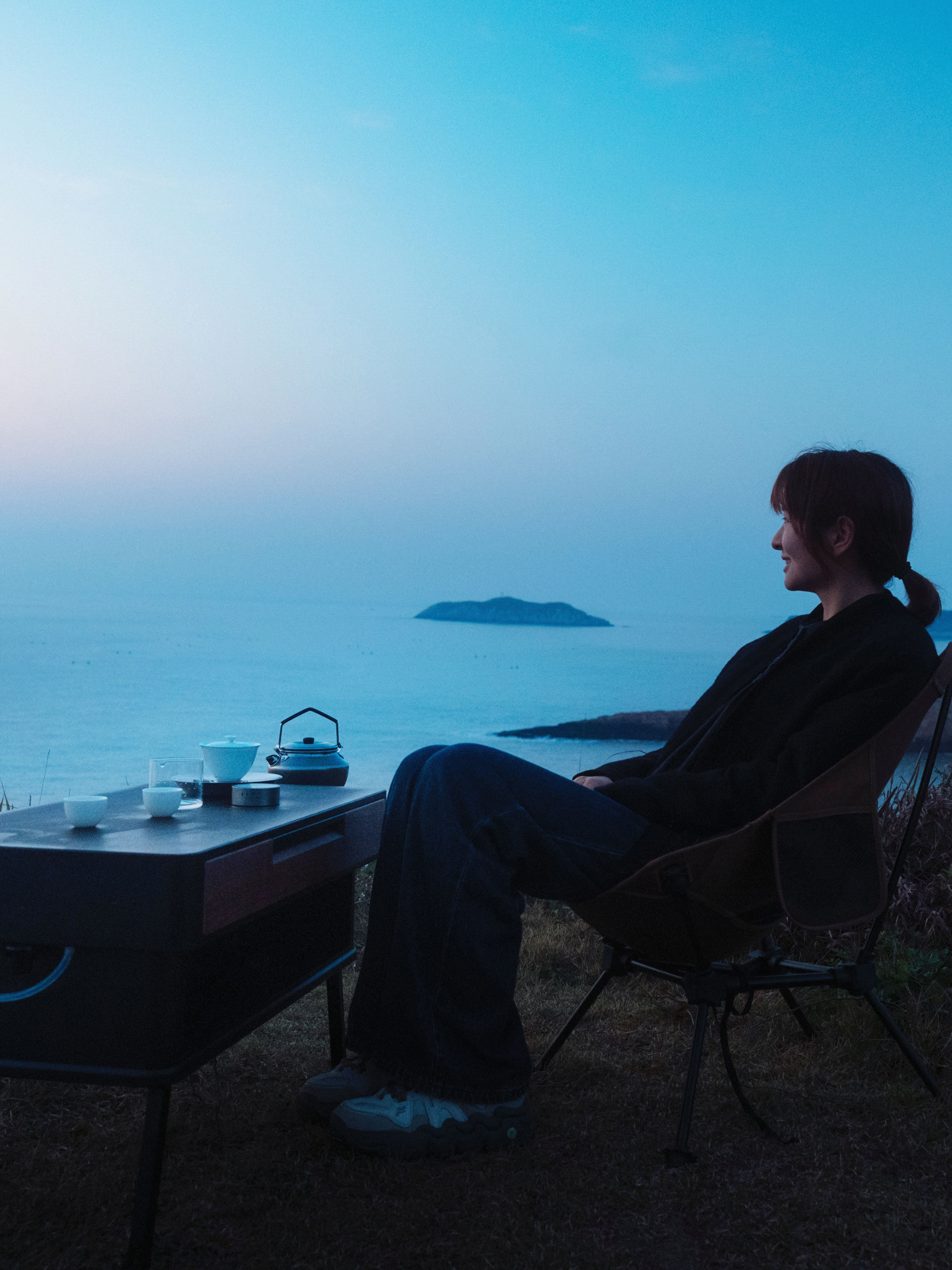 海边露营 我先冲啦⛺️
清晨的蓝调时刻简直不要太美
带着我的相行 煮一壶茶 
海风微凉 听着海浪声🌊
闻着茶香 等待日出 便是我的治愈时刻🌅
这一刻没有社交的压力 没有工作的困扰
整个人都能跟着松弛下来
绝对是i人不可错过的解压方式
#特斯拉车主的100生活方式 #日常通勤