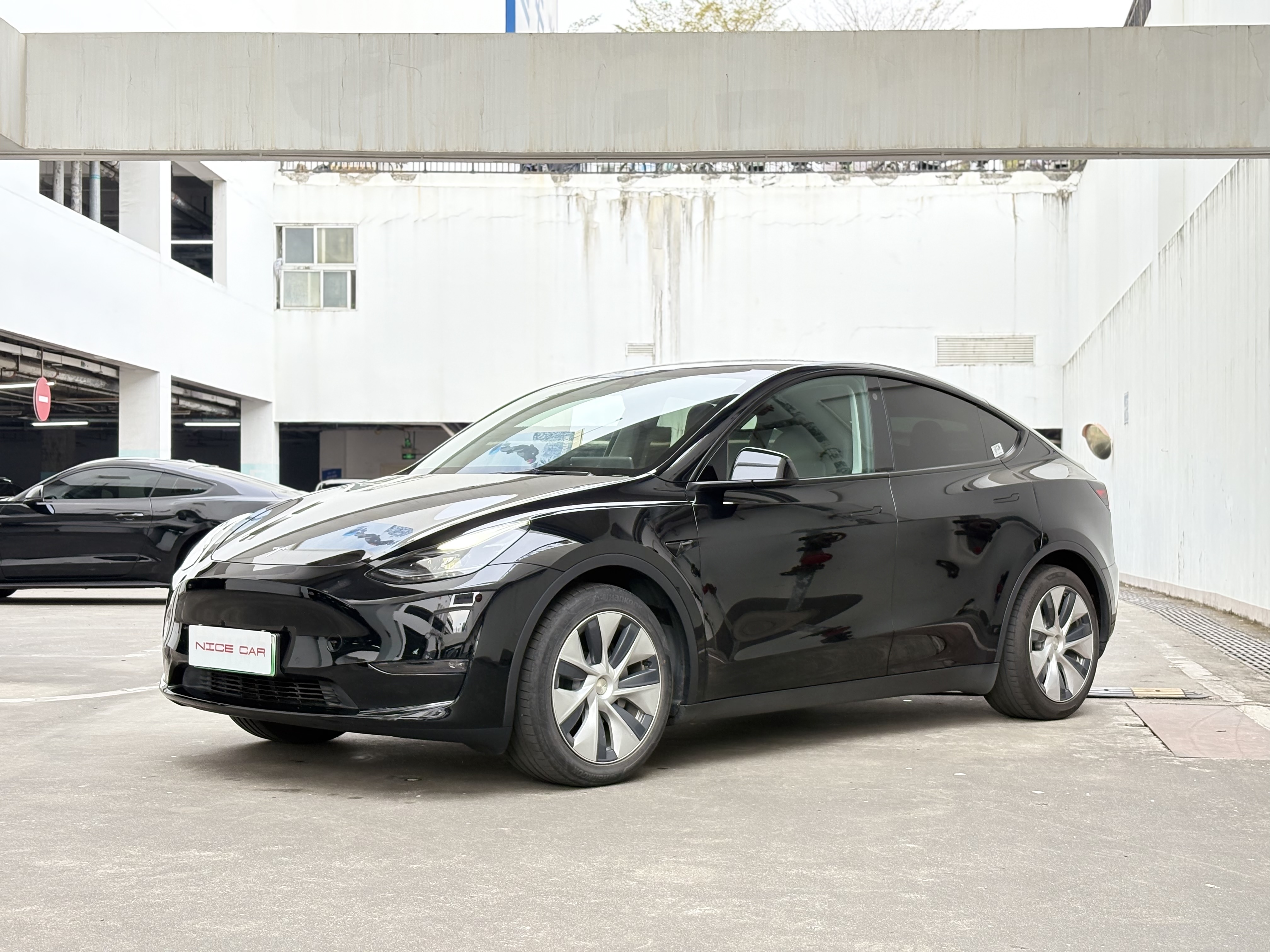 2021款 MODEL Y 标准续航后驱版
上牌: 2021-03
里程: 10.9万公里
续航: 525KM
配置：60kWh磷酸铁锂电池
状态：一手原版车况
2021  Tesla Model Y