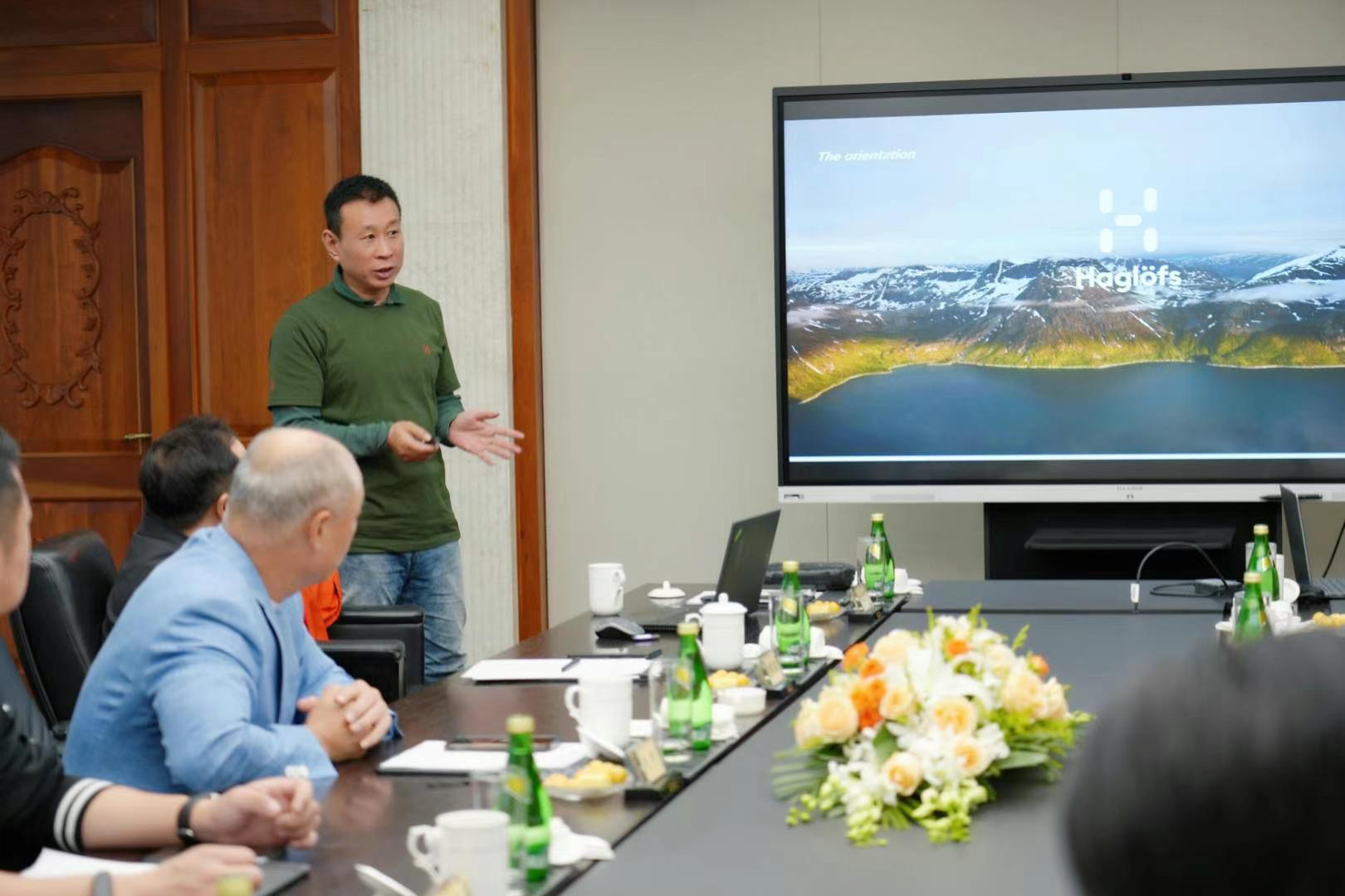 李宁品牌创始人、集团董事长、非凡领越集团董事长李宁先生带队访问杉杉商业集团董事长郑学明先生及管理团队。携旗下李宁、Clarks、Bossini.X、Haglofs 多品牌共商发展，开启2025战略合作