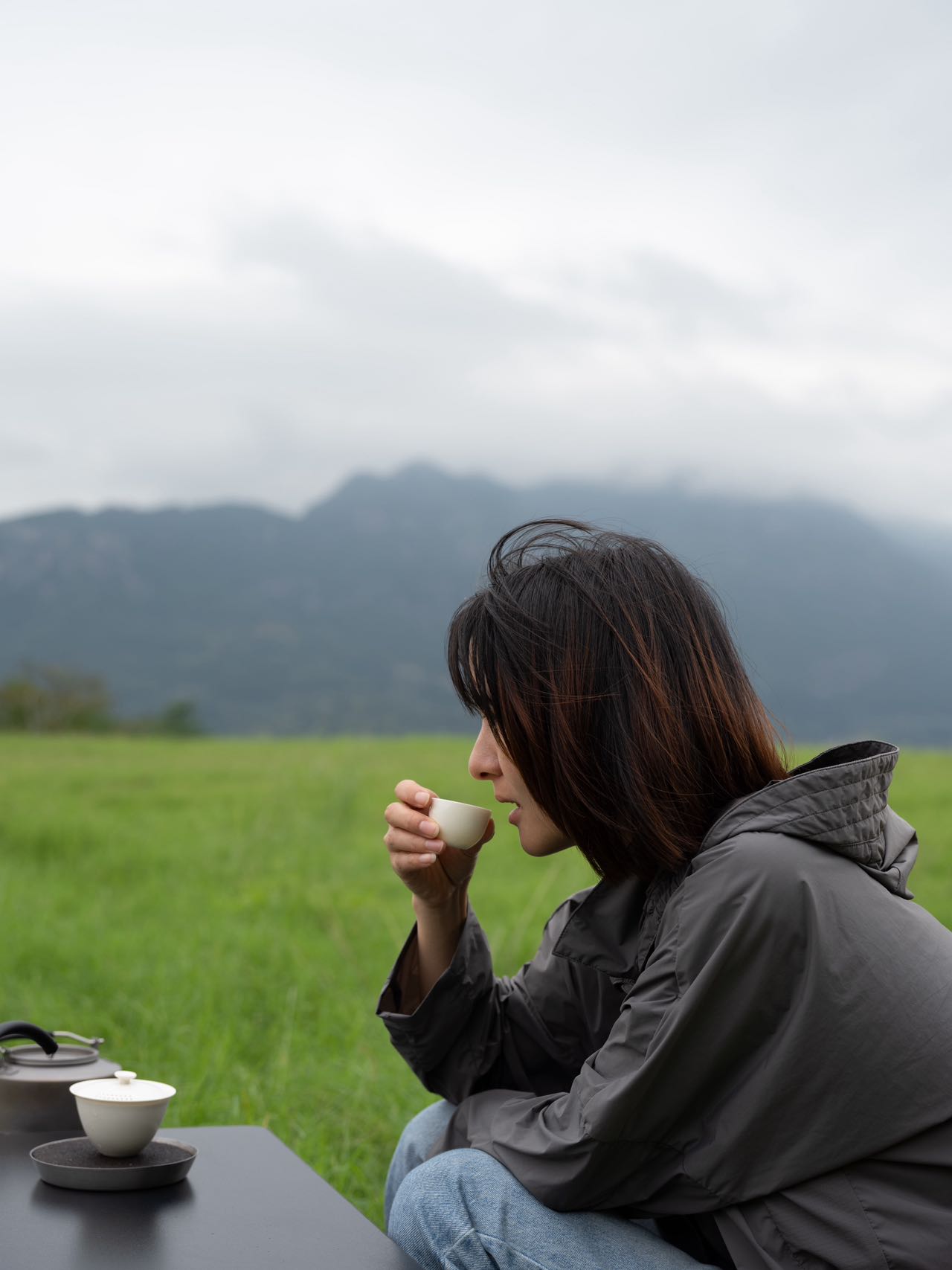 看着这眼前层层叠叠的绿 心灵都得到了慰藉
烧一壶热水 捧着小茶杯
这一刻，生活的琐碎被海风轻轻拂去，只剩下眼前的诗意与旷达。
原来，治愈自己如此简单，不过是在海边，读一本书，品一杯茶，拥抱自然
#特斯拉车主日记