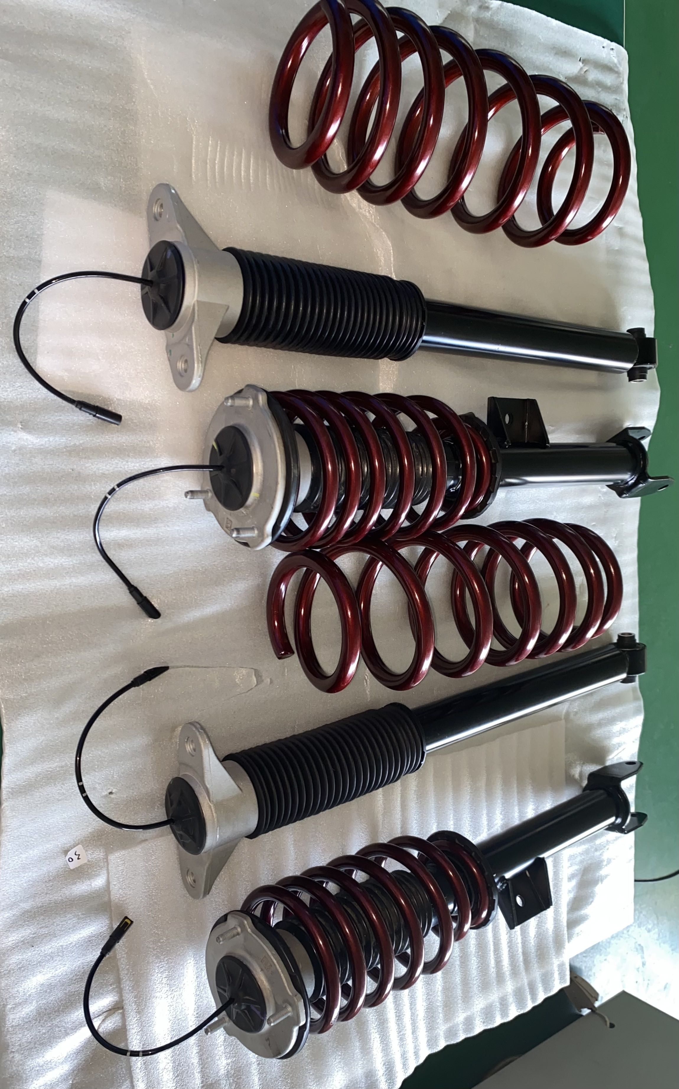 特斯拉model 3、model Y 底盘悬挂主观评价

悬架阻尼减振器的阻尼力调的非常强。相对来说，前悬架的压缩行程尤其的硬。比如在慢速驶过一根减速带，或者是驶过一段小的路面台阶的时候，是几乎感受不到悬架压缩方的缓冲的。那种轮子落地后，车头瞬间下沉一下的那个动作，几乎是感觉很难受的，悬架硬邦邦的。这套CDC动态可变悬架系统改变不同驾驶体验……^_^