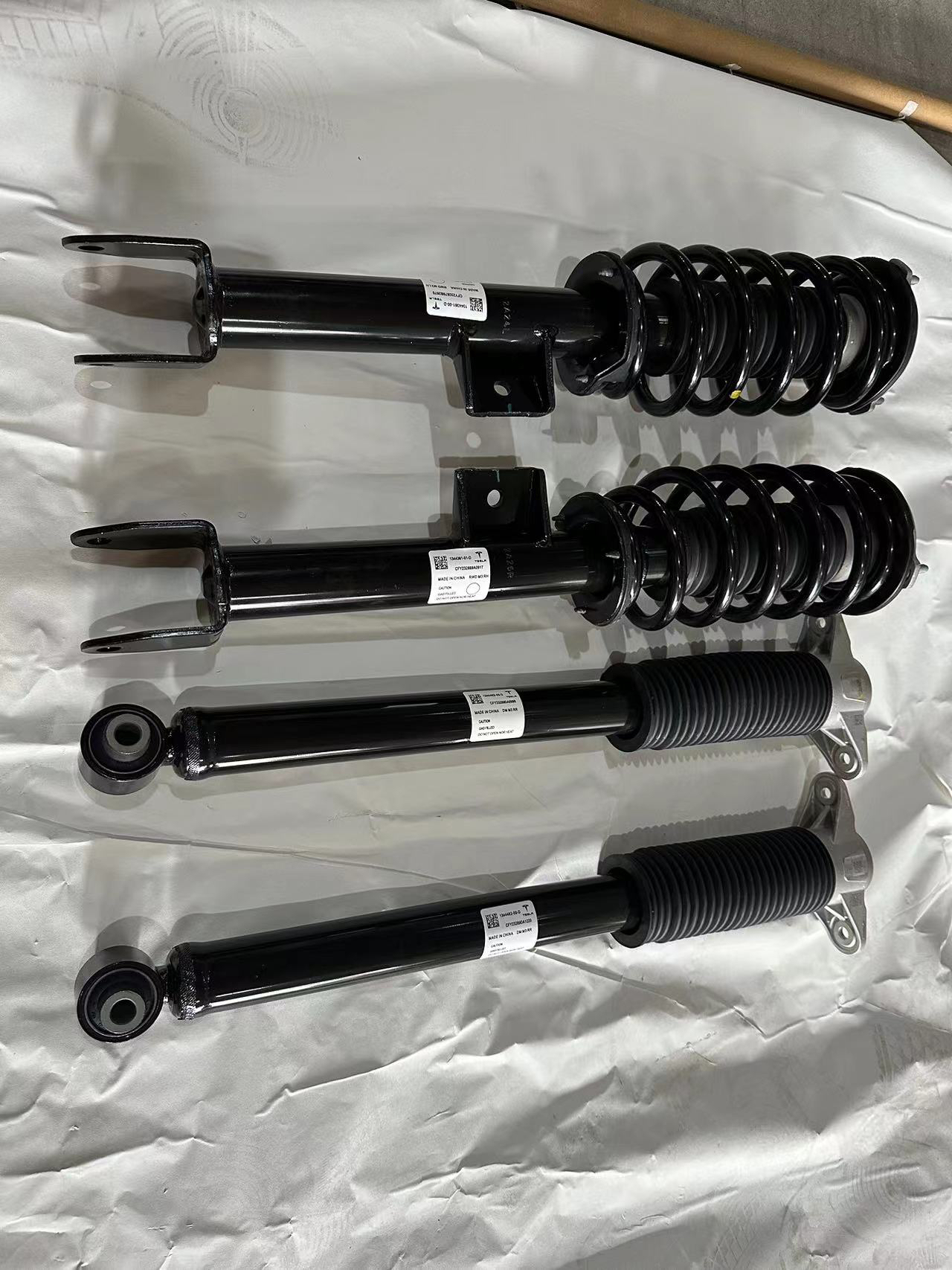 特斯拉焕新3原厂减震#tesla #装修Model3用车指南 
舒适性的提升
操控性的保留
性价比的选择