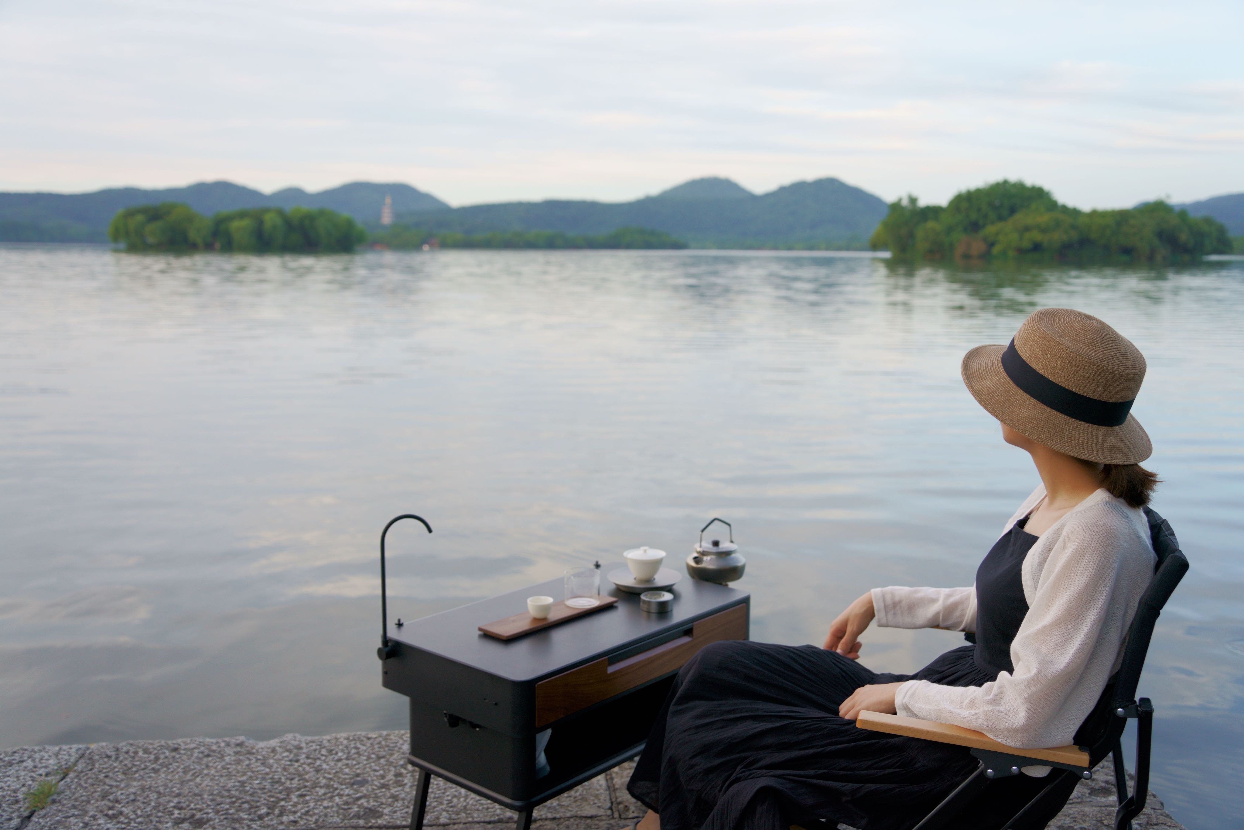 清晨5点的西湖边 很是热闹
一半是青春的光影狂欢，一半是岁月沉淀的健康韵律
我也记录一下这份鲜活🔥

#特拉斯 #特斯拉车主日记 #生活也要松弛感 #喝茶