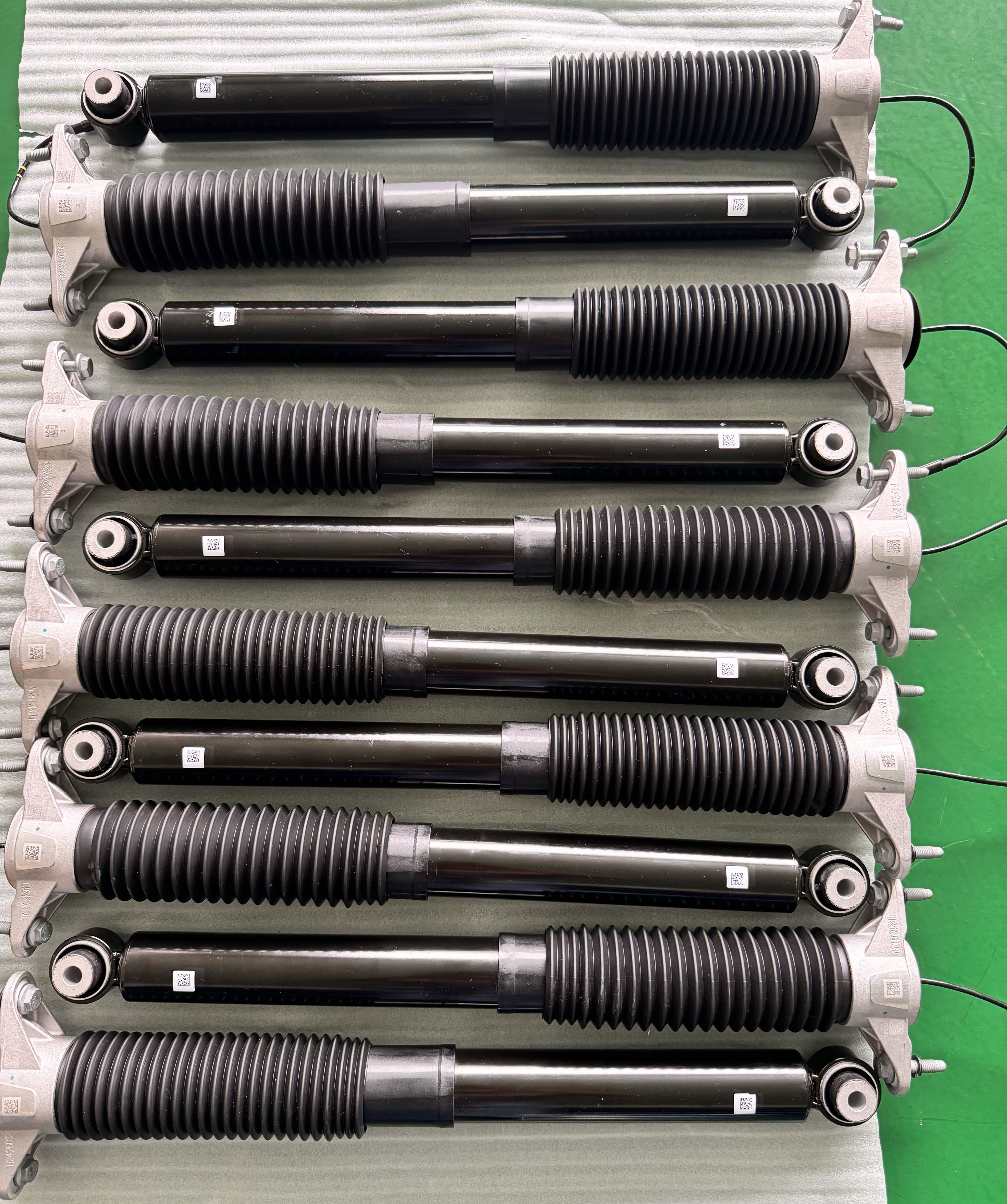 特斯拉Model 3原装德国🇩🇪倍适登内置阀式电控阻尼可调减振器。也就是德国倍适登公司提供的动态连续可变阻尼系数CDC减振器，用于展示“自适应阻尼”功能特点。#tesla车型 特斯拉Model 动态智能悬架系统