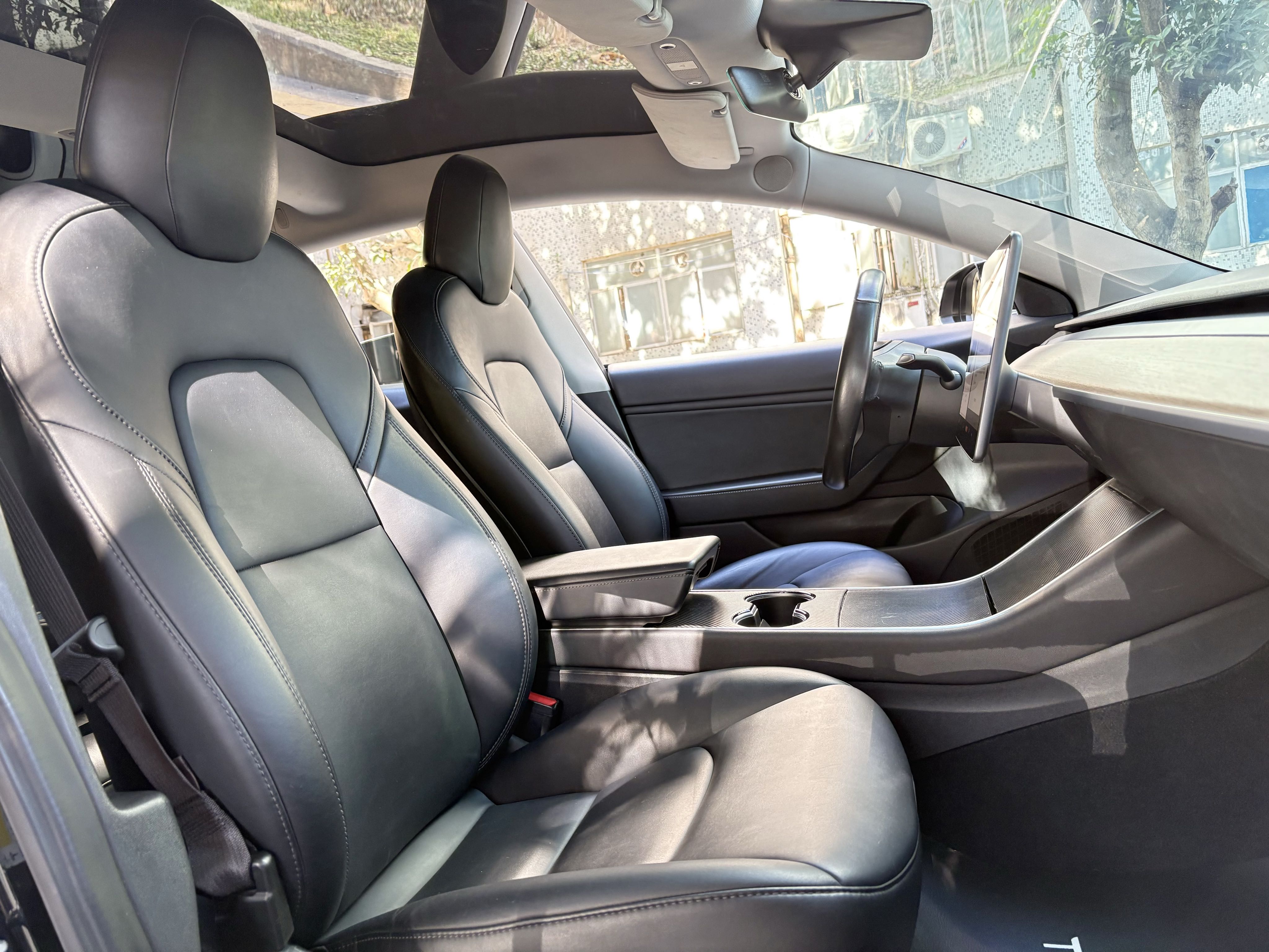 2019款MODEL 3 长续航后驱版
​出厂:   2019-03
上牌：2019-05
配置：81kWh三元锂电池
选装：FSD完全自动驾驶
里程:  7万km
续航:  668km
状态: 一手原版车况 四条全新原厂胎
2019 Tesla Model 3 LongRange