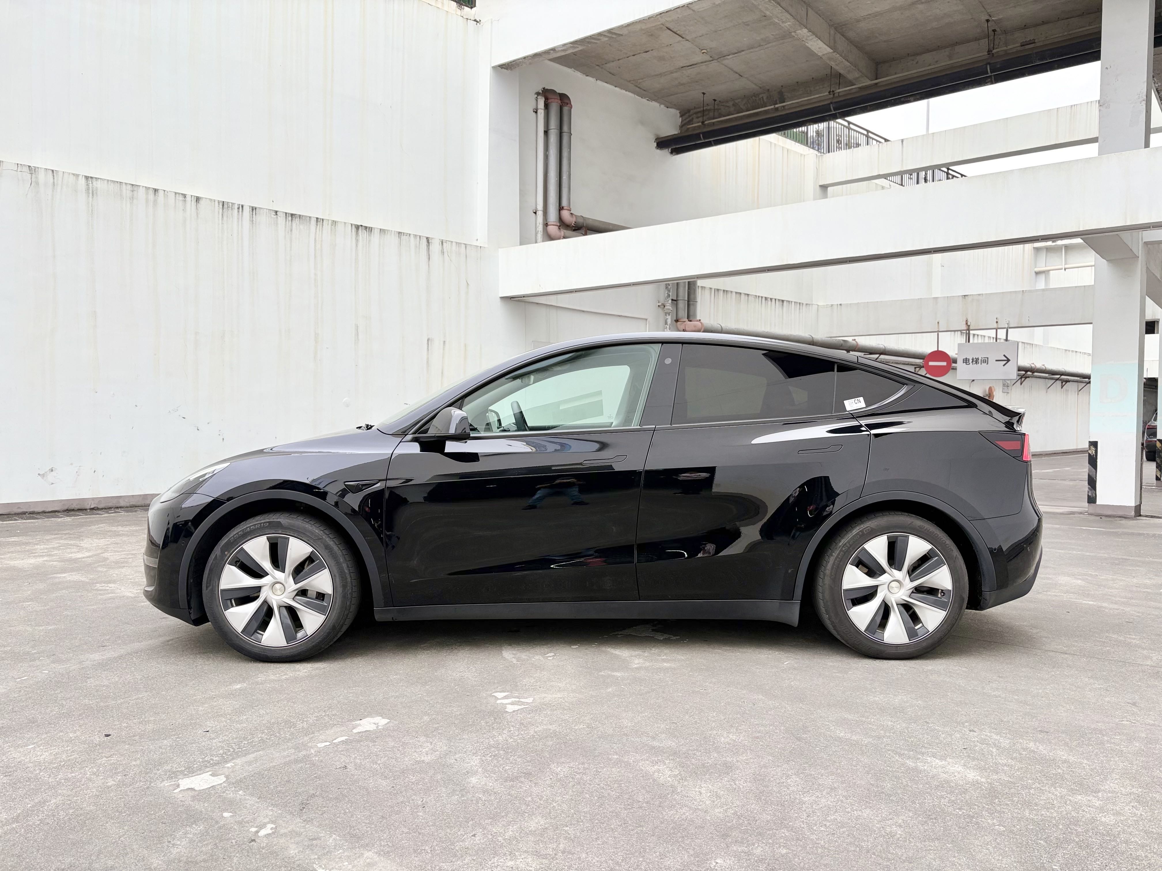 2021款 MODEL Y 标准续航后驱版
上牌: 2021-03
里程: 10.9万公里
续航: 525KM
配置：60kWh磷酸铁锂电池
状态：一手原版车况
2021  Tesla Model Y Standard Range#特斯拉二手车