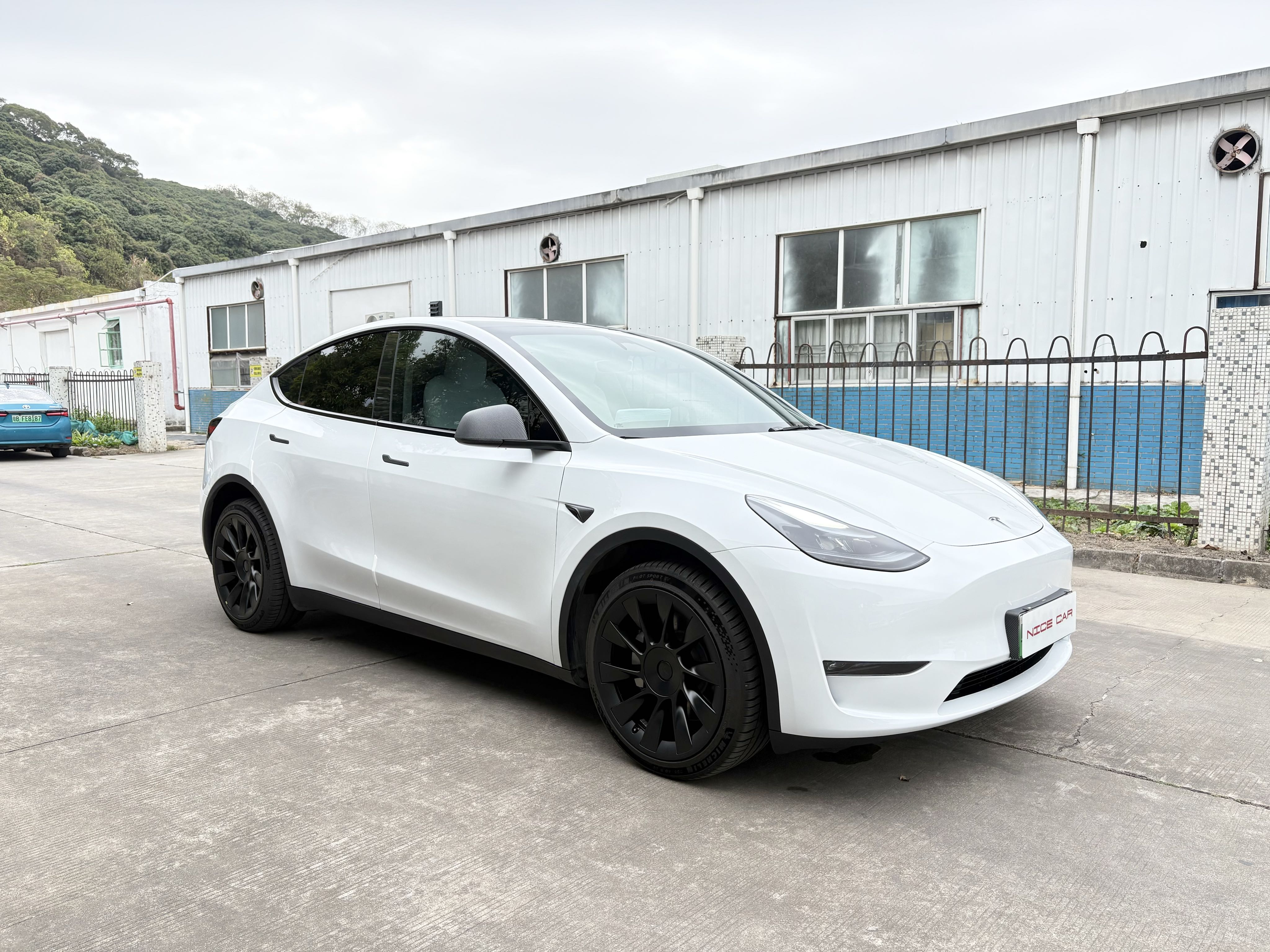 2024款 MODEL Y 长续航全驱版
​出厂: 2024-11
上牌: 2024-12
里程: 1400公里
续航: 688KM
配置：78.4kWh三元锂电池
选配：珍珠白外漆 黑白内饰 20寸轮毂
加装：四门前机盖电吸  氛围灯
状态：一手原版原漆准新车况
2024 Tesla Model Y LongRange