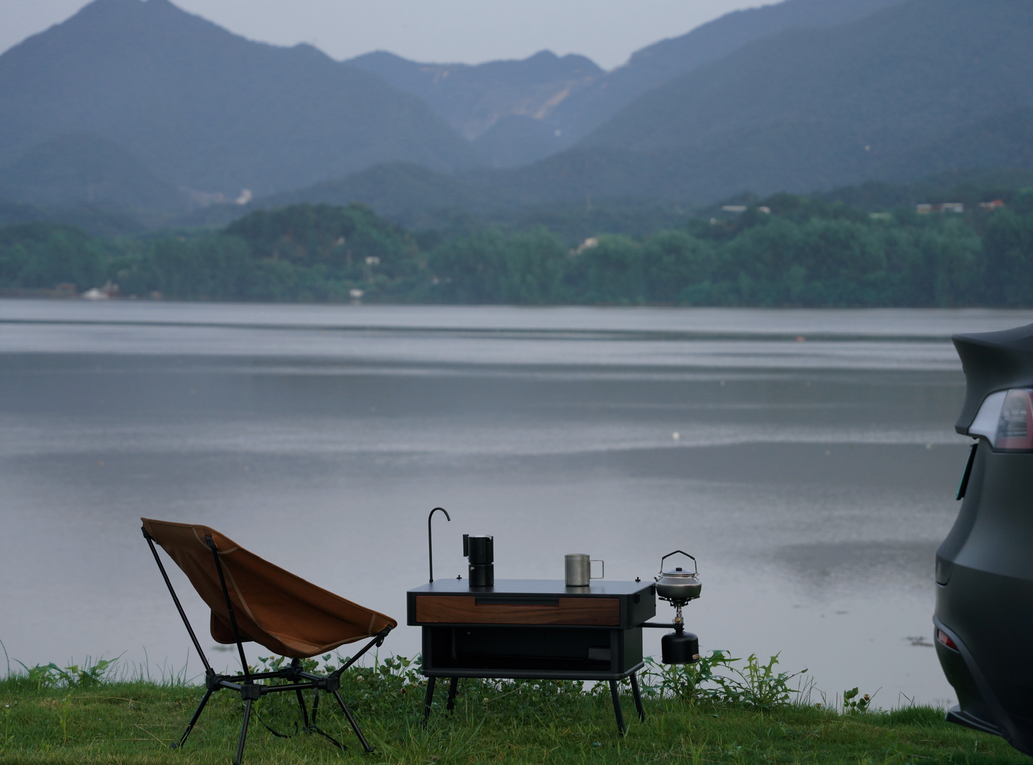 我在清晨5点的江边 喝☕️
你在哪？



#特斯拉周边好物 #特斯拉车主日记 #特斯拉车主日常 #户外 #咖啡 #咖啡时间