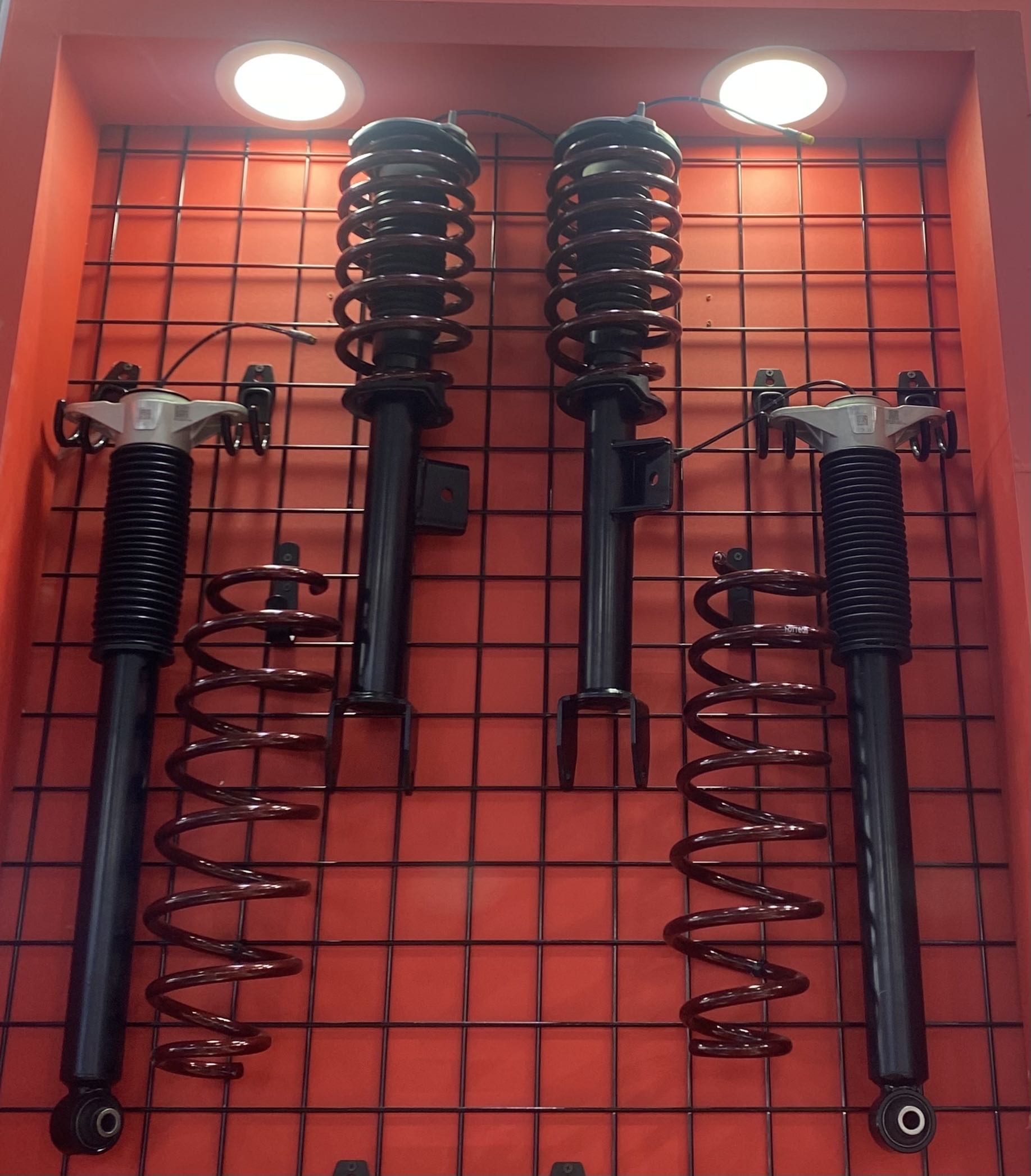 特斯拉model 3、model Y 底盘悬挂主观评价

悬架阻尼减振器的阻尼力调的非常强。相对来说，前悬架的压缩行程尤其的硬。比如在慢速驶过一根减速带，或者是驶过一段小的路面台阶的时候，是几乎感受不到悬架压缩方的缓冲的。那种轮子落地后，车头瞬间下沉一下的那个动作，几乎是感觉很难受的，悬架硬邦邦的。这套CDC动态可变悬架系统改变不同驾驶体验……^_^