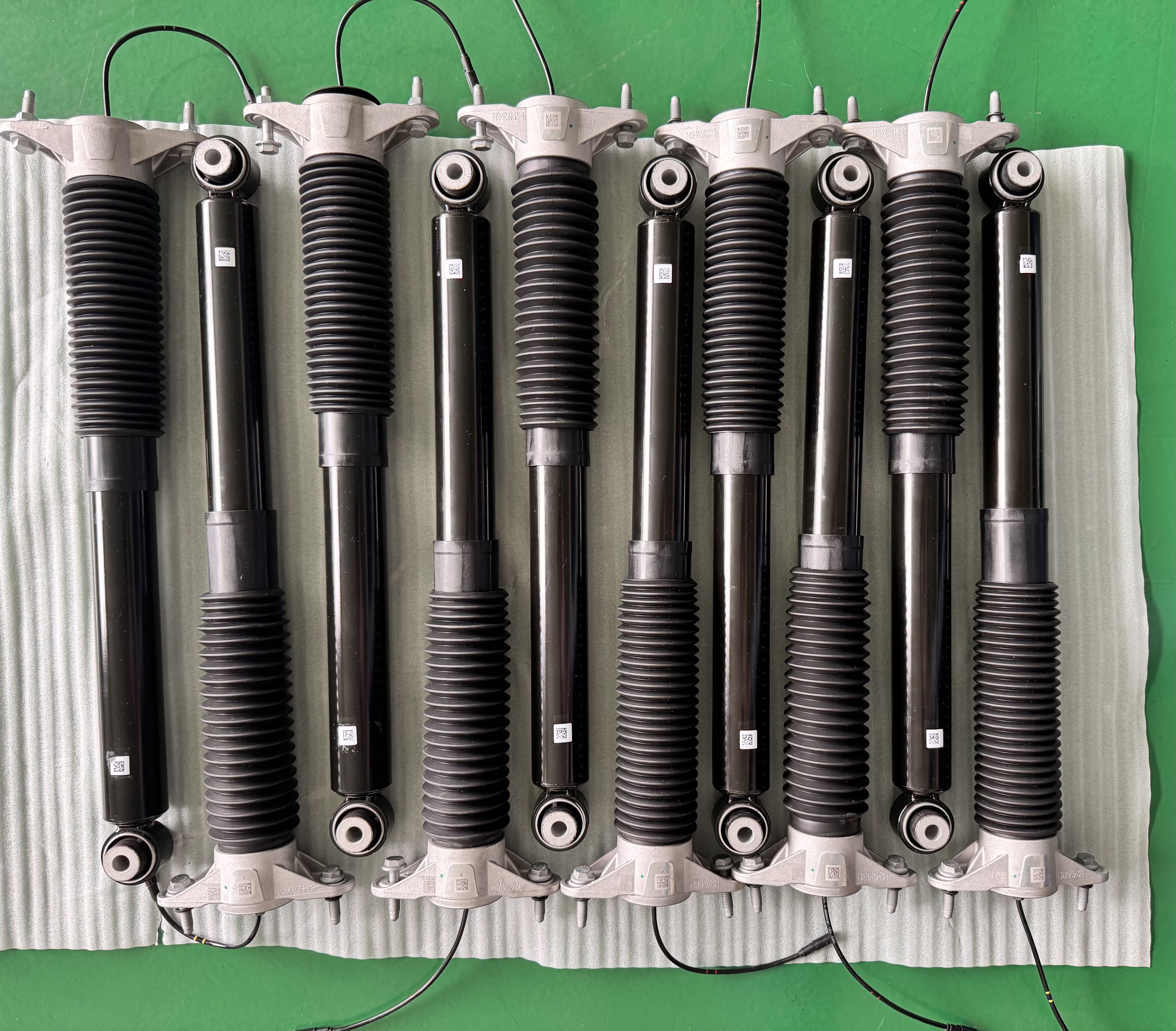 特斯拉Model 3原装德国🇩🇪倍适登内置阀式电控阻尼可调减振器。也就是德国倍适登公司提供的动态连续可变阻尼系数CDC减振器，用于展示“自适应阻尼”功能特点。#tesla车型 特斯拉Model 动态智能悬架系统