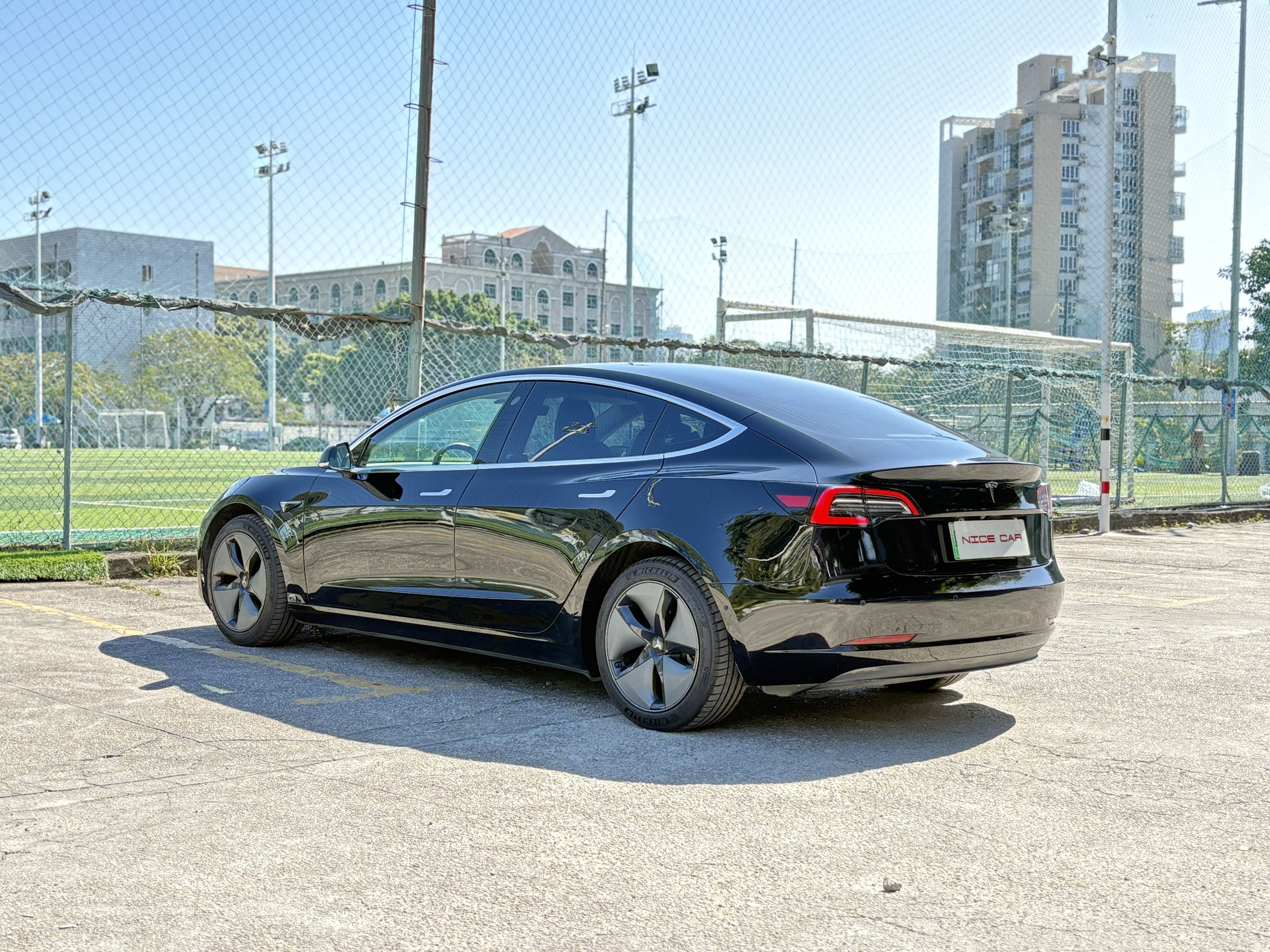 2019款MODEL 3 长续航后驱版
​出厂:   2019-03
上牌：2019-05
配置：81kWh三元锂电池
选装：FSD完全自动驾驶
里程:  7万km
续航:  668km
状态: 一手原版车况 四条全新原厂胎
2019 Tesla Model 3 LongRange