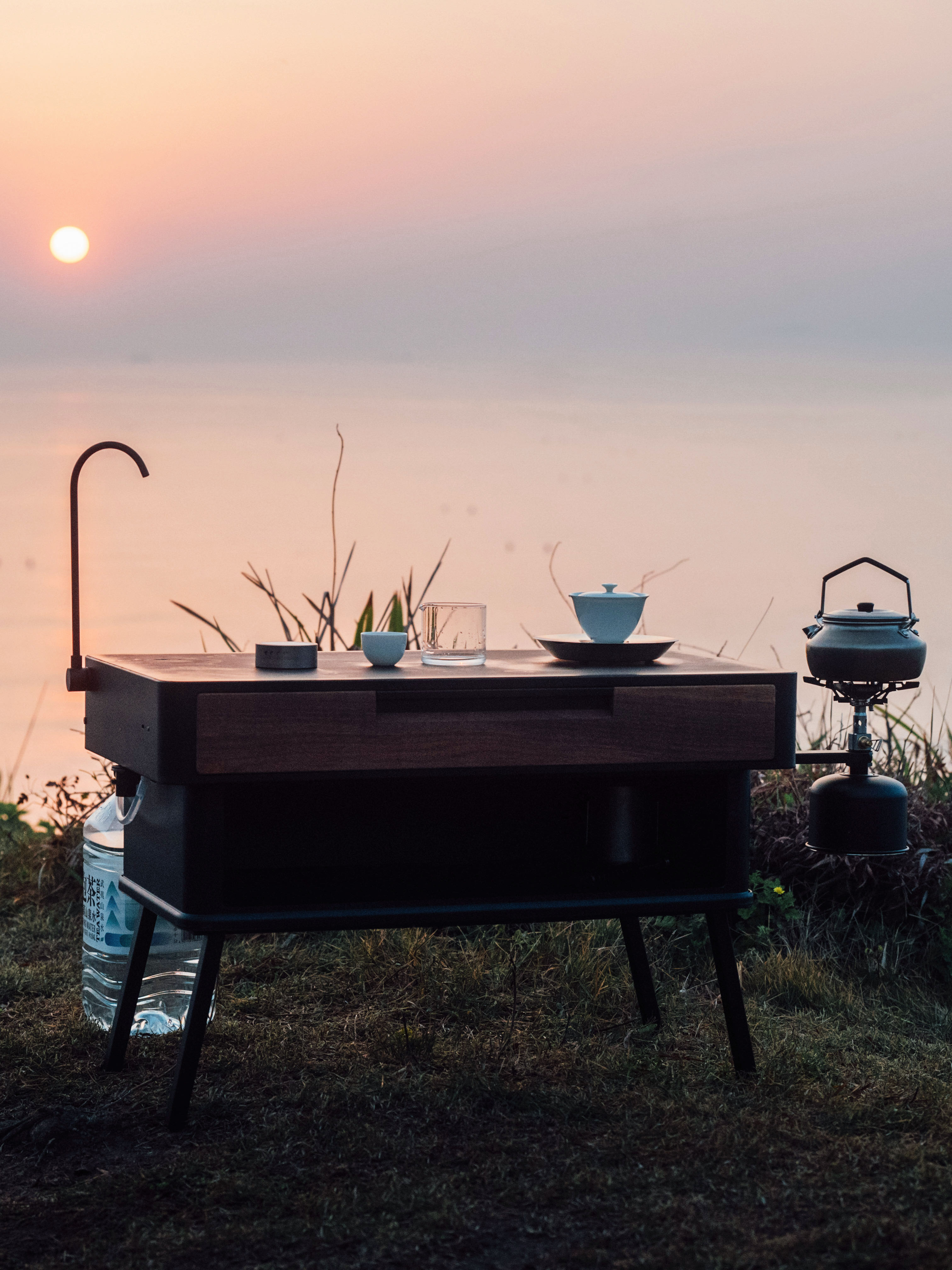 海边露营 我先冲啦⛺️
清晨的蓝调时刻简直不要太美
带着我的相行 煮一壶茶 
海风微凉 听着海浪声🌊
闻着茶香 等待日出 便是我的治愈时刻🌅
这一刻没有社交的压力 没有工作的困扰
整个人都能跟着松弛下来
绝对是i人不可错过的解压方式
#特斯拉车主的100生活方式 #日常通勤