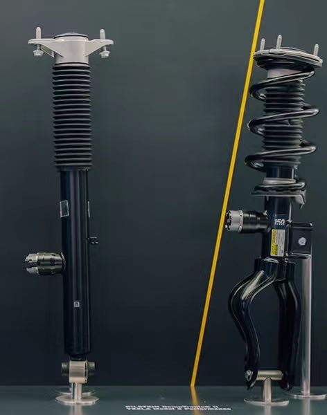 特斯拉model 3、model Y 底盘悬挂主观评价

悬架阻尼减振器的阻尼力调的非常强。相对来说，前悬架的压缩行程尤其的硬。比如在慢速驶过一根减速带，或者是驶过一段小的路面台阶的时候，是几乎感受不到悬架压缩方的缓冲的。那种轮子落地后，车头瞬间下沉一下的那个动作，几乎是感觉很难受的，悬架硬邦邦的。这套CDC动态可变悬架系统改变不同驾驶体验……^_^