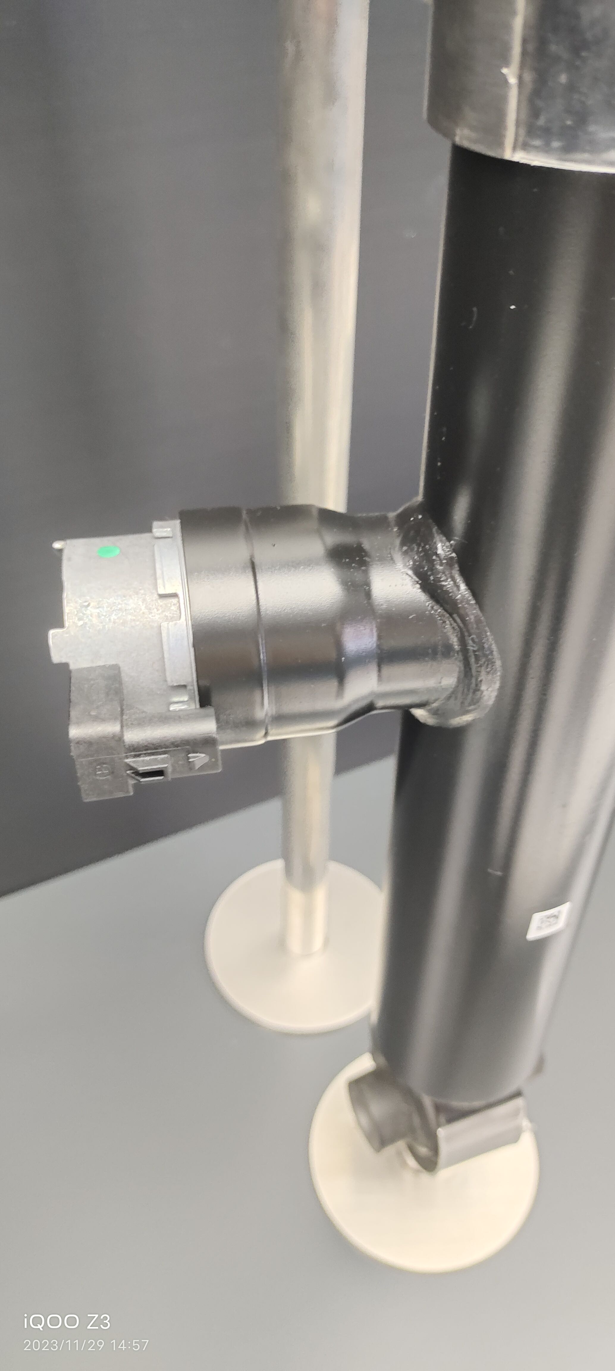 特斯拉model 3、model Y 底盘悬挂主观评价

悬架阻尼减振器的阻尼力调的非常强。相对来说，前悬架的压缩行程尤其的硬。比如在慢速驶过一根减速带，或者是驶过一段小的路面台阶的时候，是几乎感受不到悬架压缩方的缓冲的。那种轮子落地后，车头瞬间下沉一下的那个动作，几乎是感觉很难受的，悬架硬邦邦的。这套CDC动态可变悬架系统改变不同驾驶体验……^_^