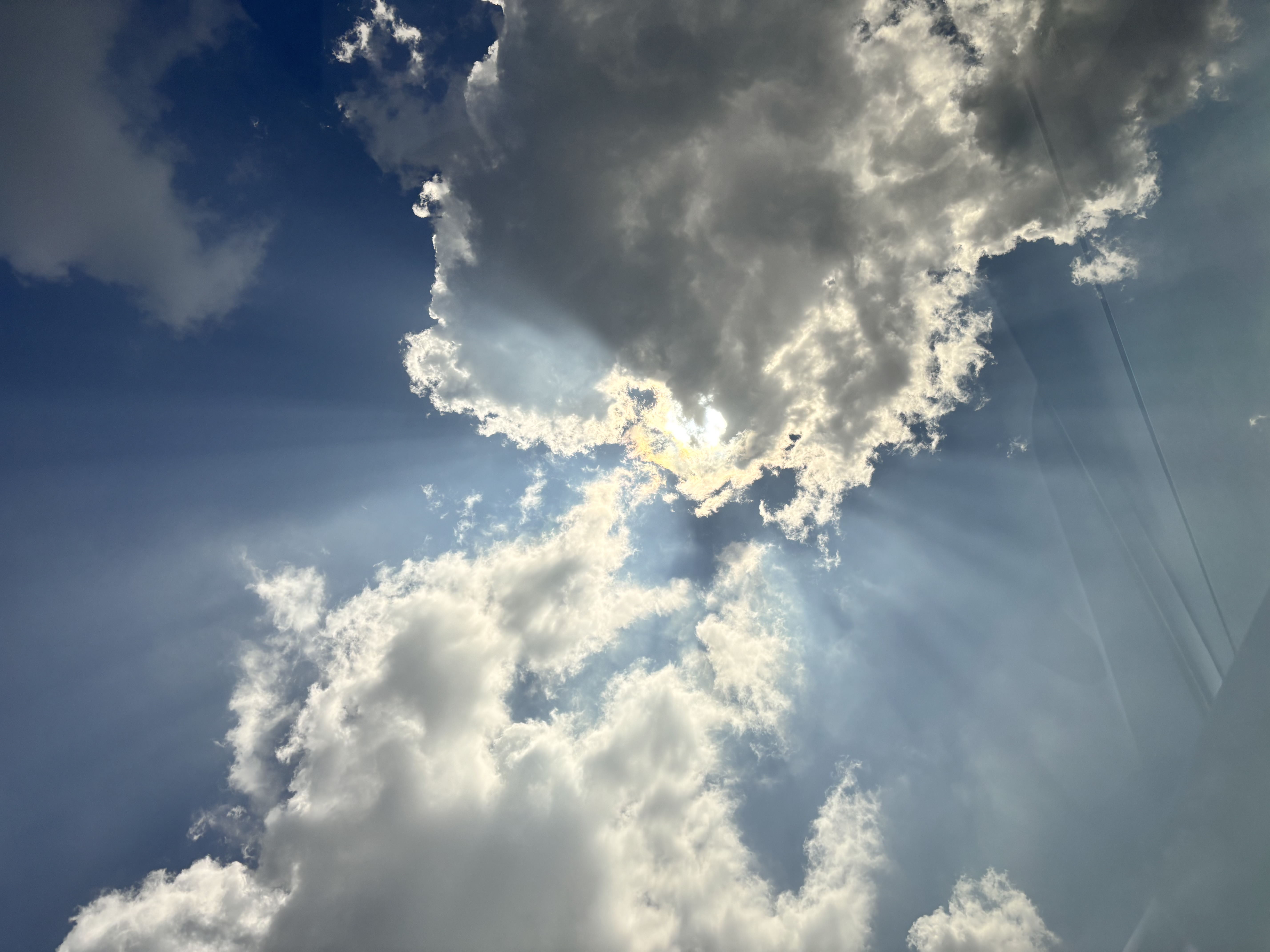 透过这张大天幕，能在夏季即将到来前，更好的欣赏天空的美景。☀️